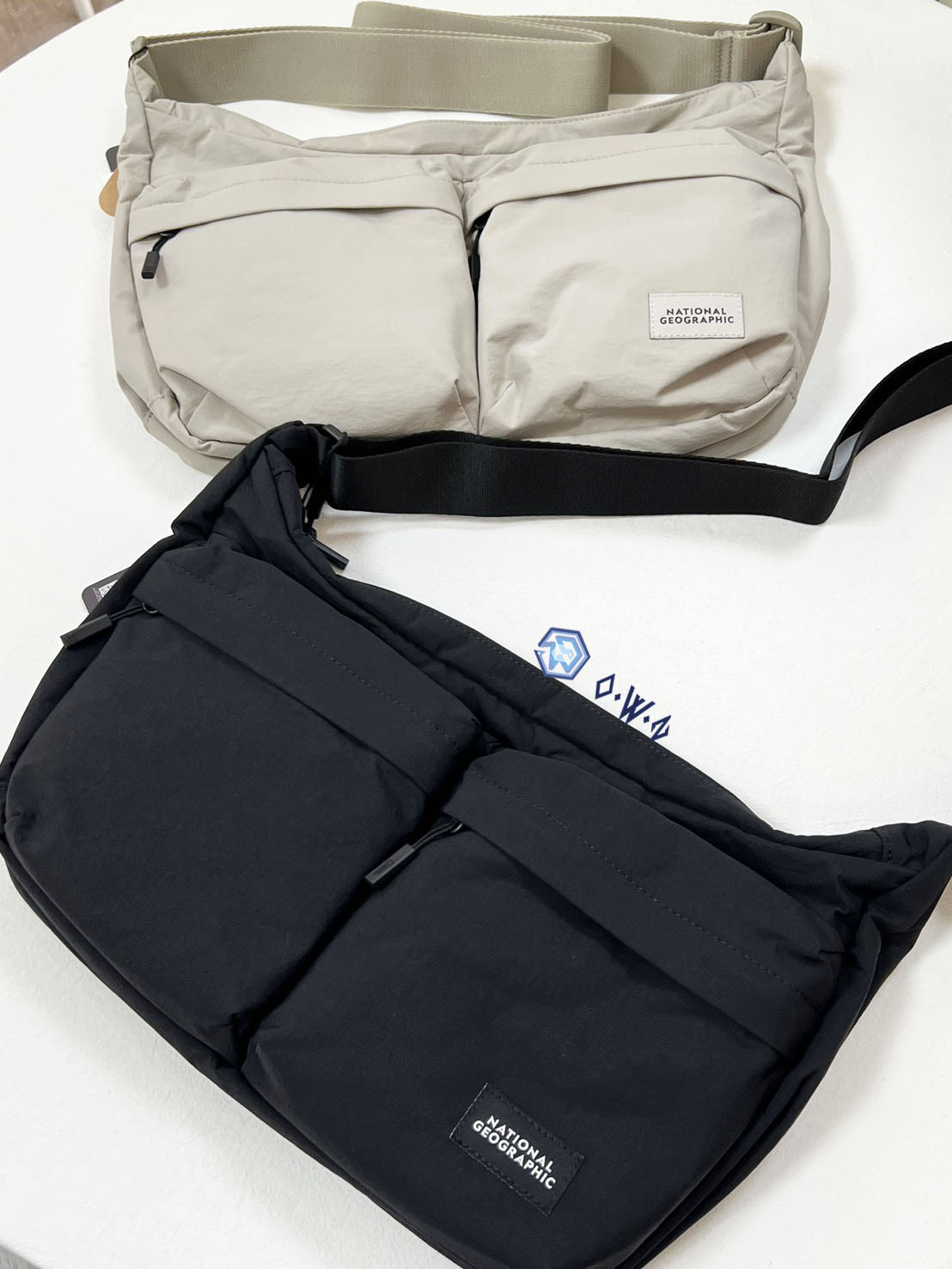 【OWN】NATIONAL GEOGRAPHIC 國家地理 側背包 輕量 半月包 大容量 多空間 肩背包 斜背包 不分男女 黑色 卡其