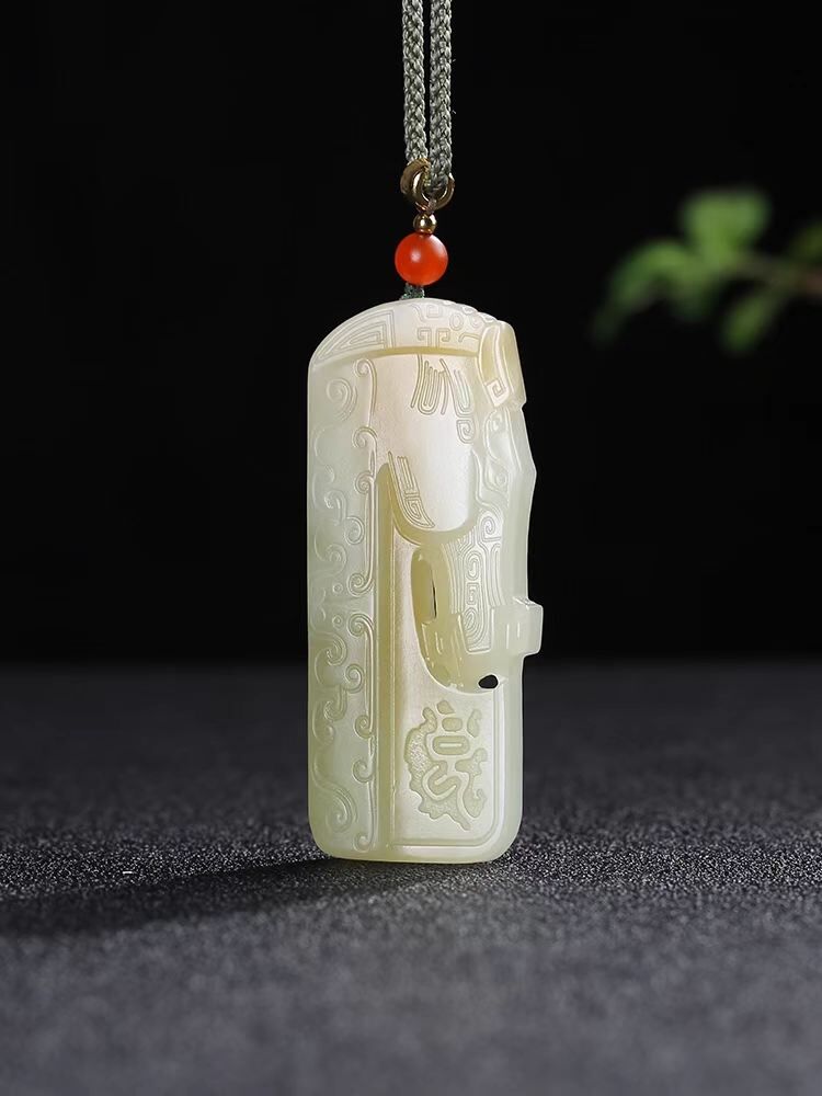 1117126 和田玉糖白玉帶翠仿古生肖馬牌子掛件