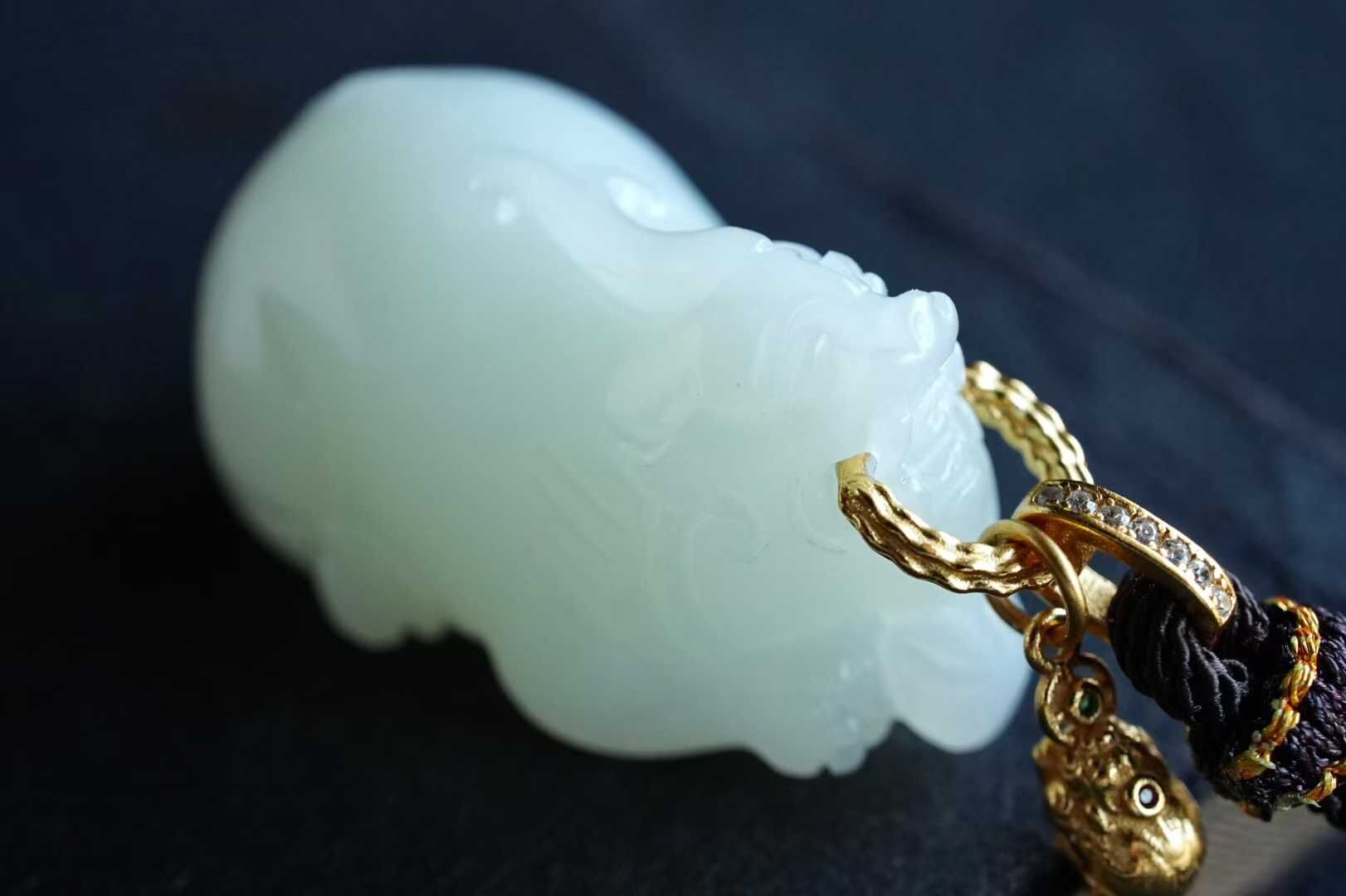 1117419 和田玉俄料白玉立體精雕貔貅掛件