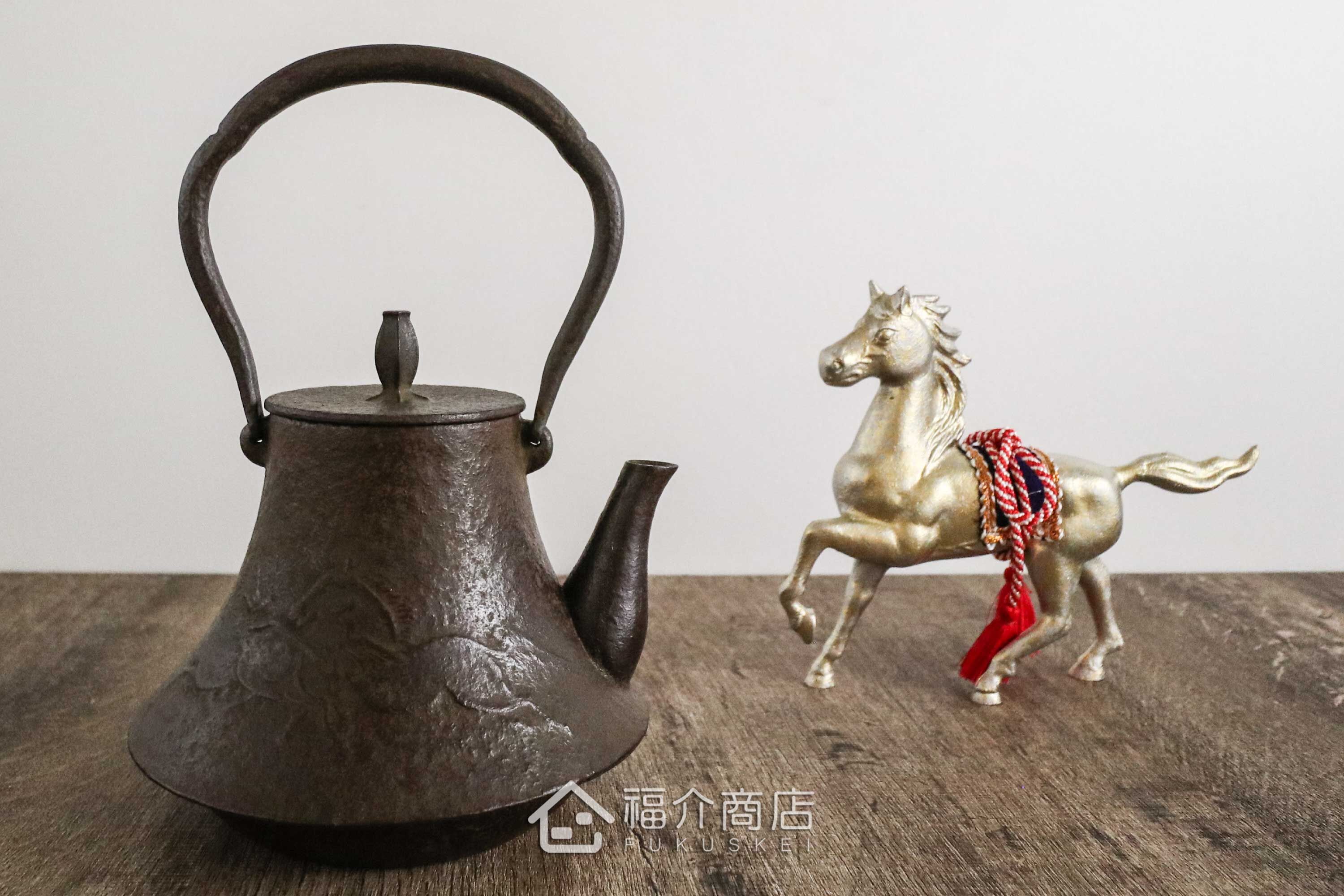 煮水泡茶用富士型的馬與山稜紋樣造型日本製鐵壺
