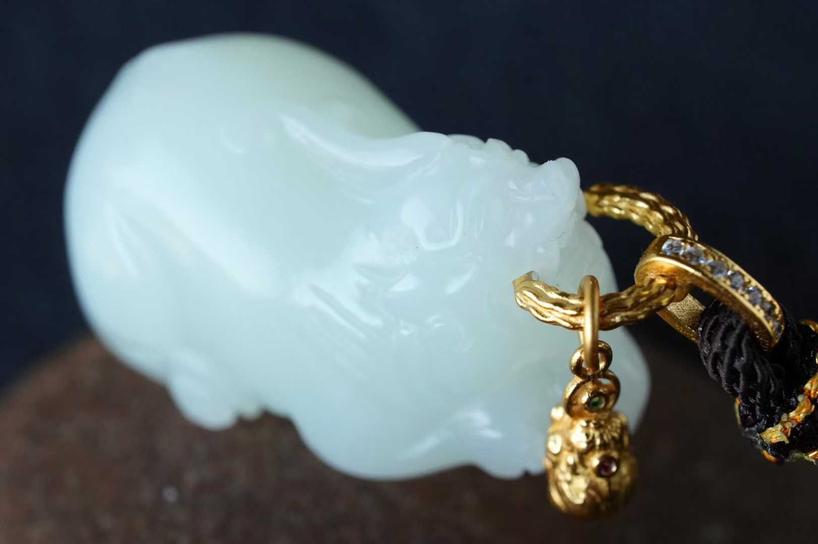 和田玉俄料白玉立體精雕貔貅掛件,天然和田玉軟玉