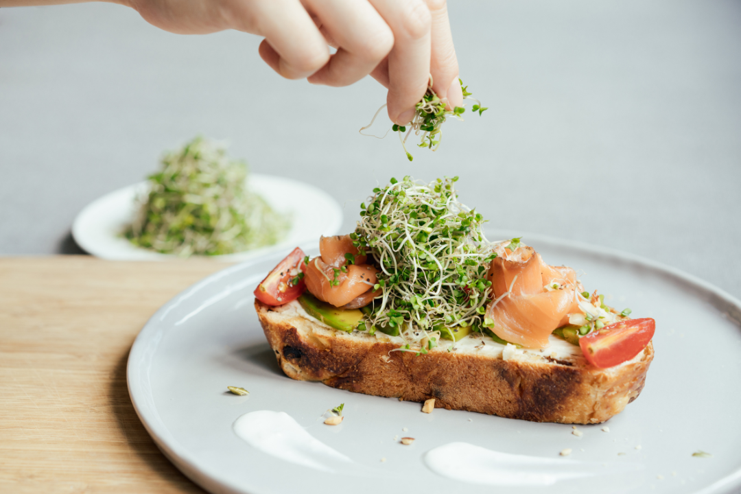 歐式三明治加一把三日苗就是營養滿分的早餐,很適合假日食用