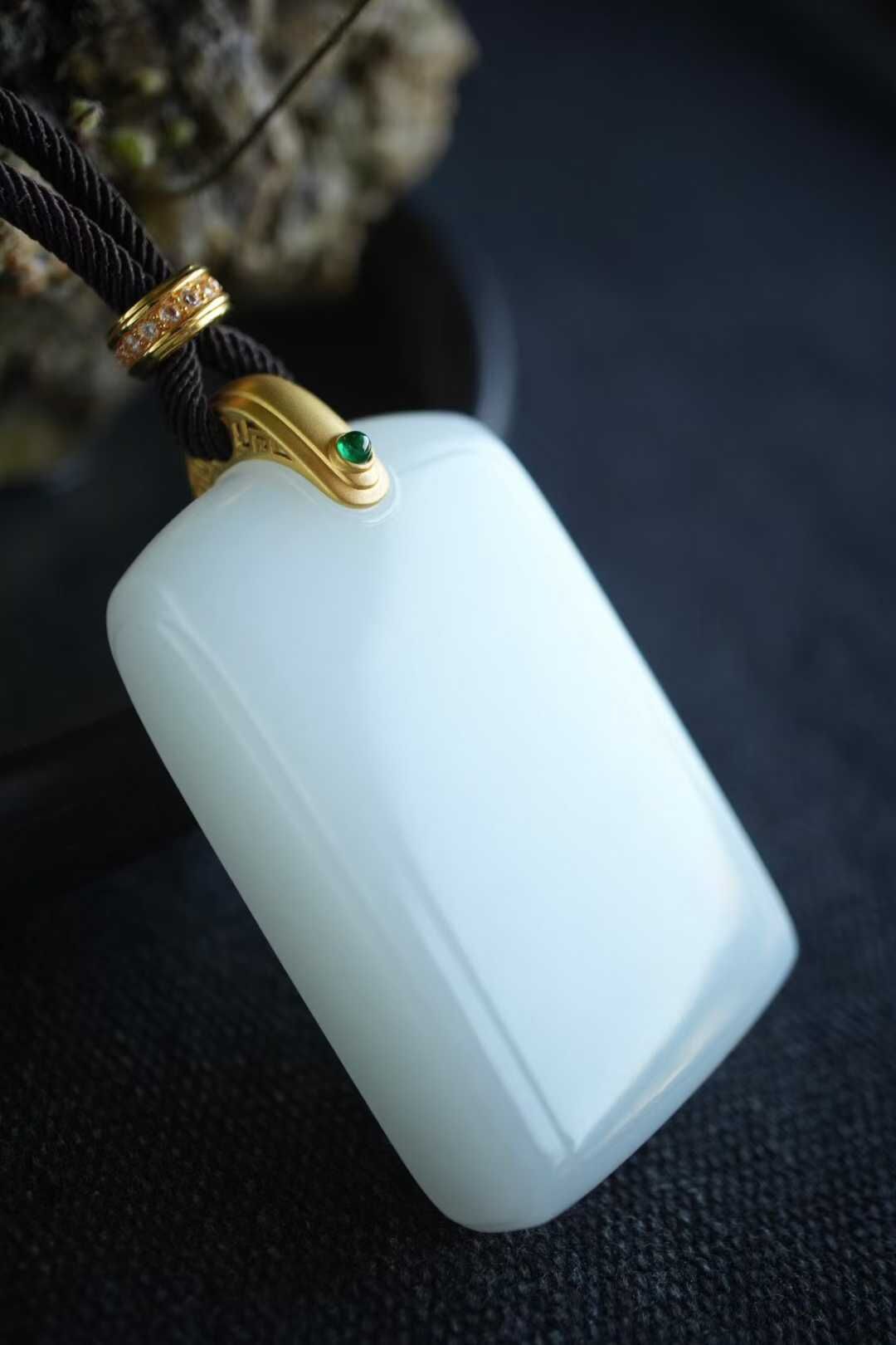 1117420 和田玉祖母綠鑲嵌羊脂玉平安無事牌掛件