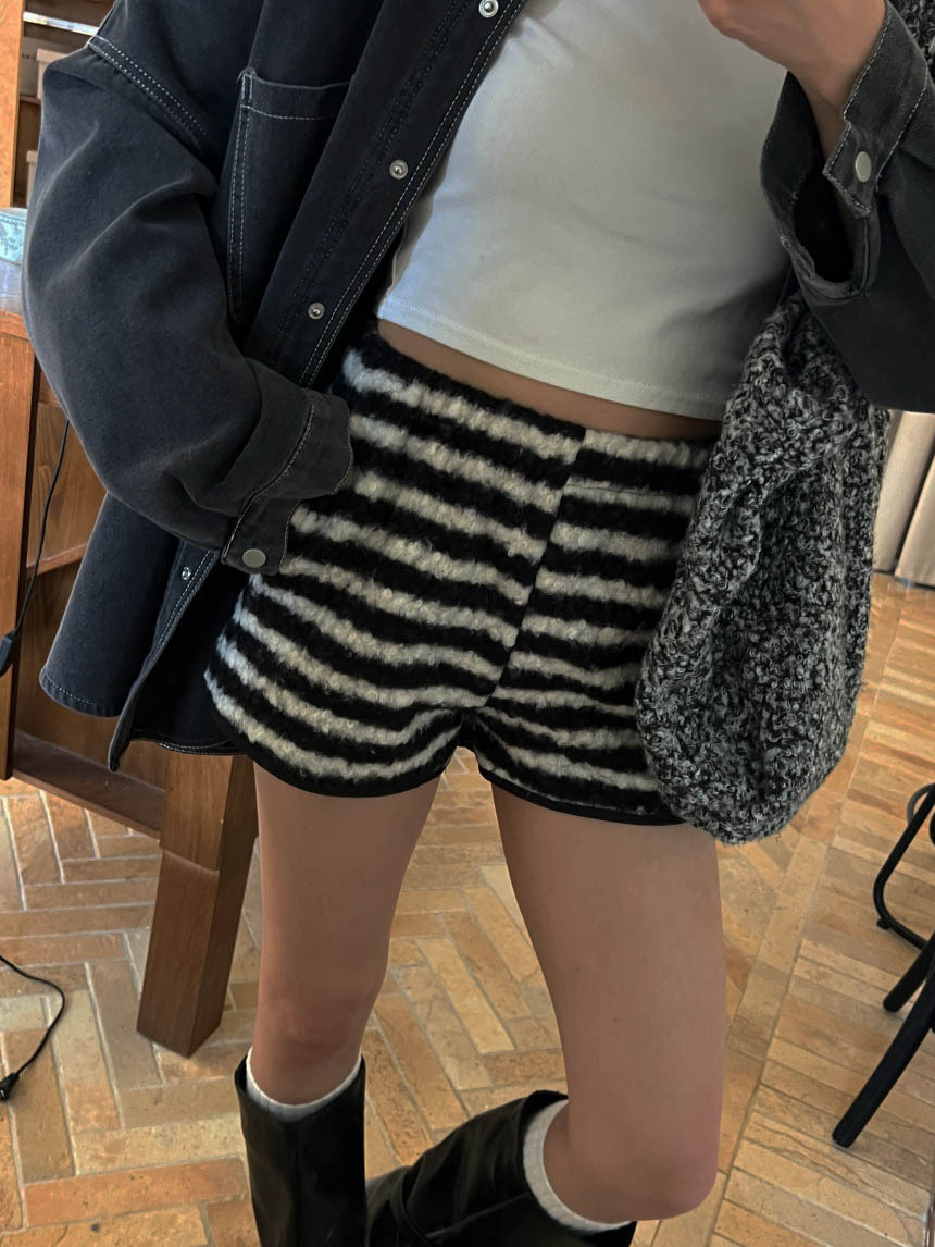 毛料黑白條紋短褲