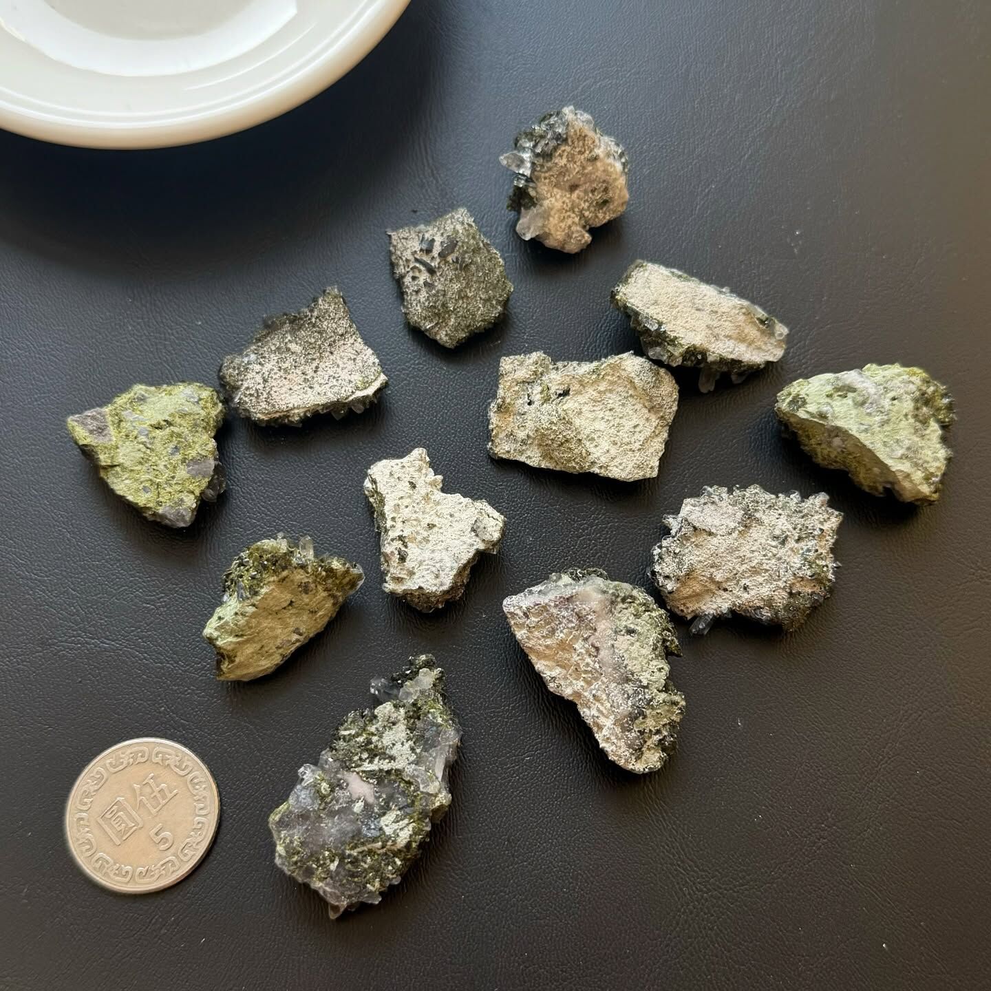 [原石] 綠碧璽共生石英 原礦