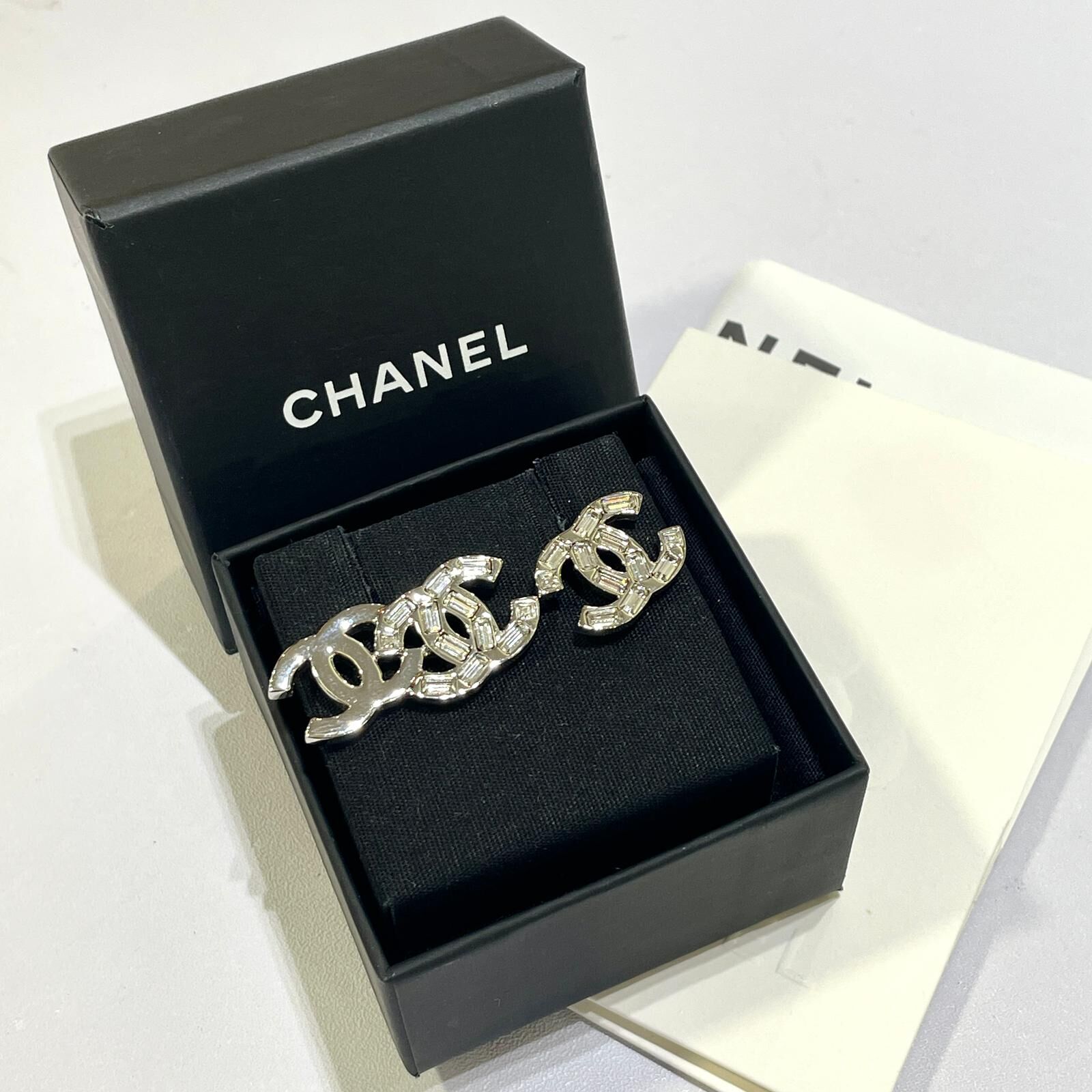 全新CHANEL耳環 (3x1.5cm/2x1.5cm) AB7869 CC LOGO 銀色金屬/水鑽 CHANEL Earrings #BRAND NEW #香榭站正品