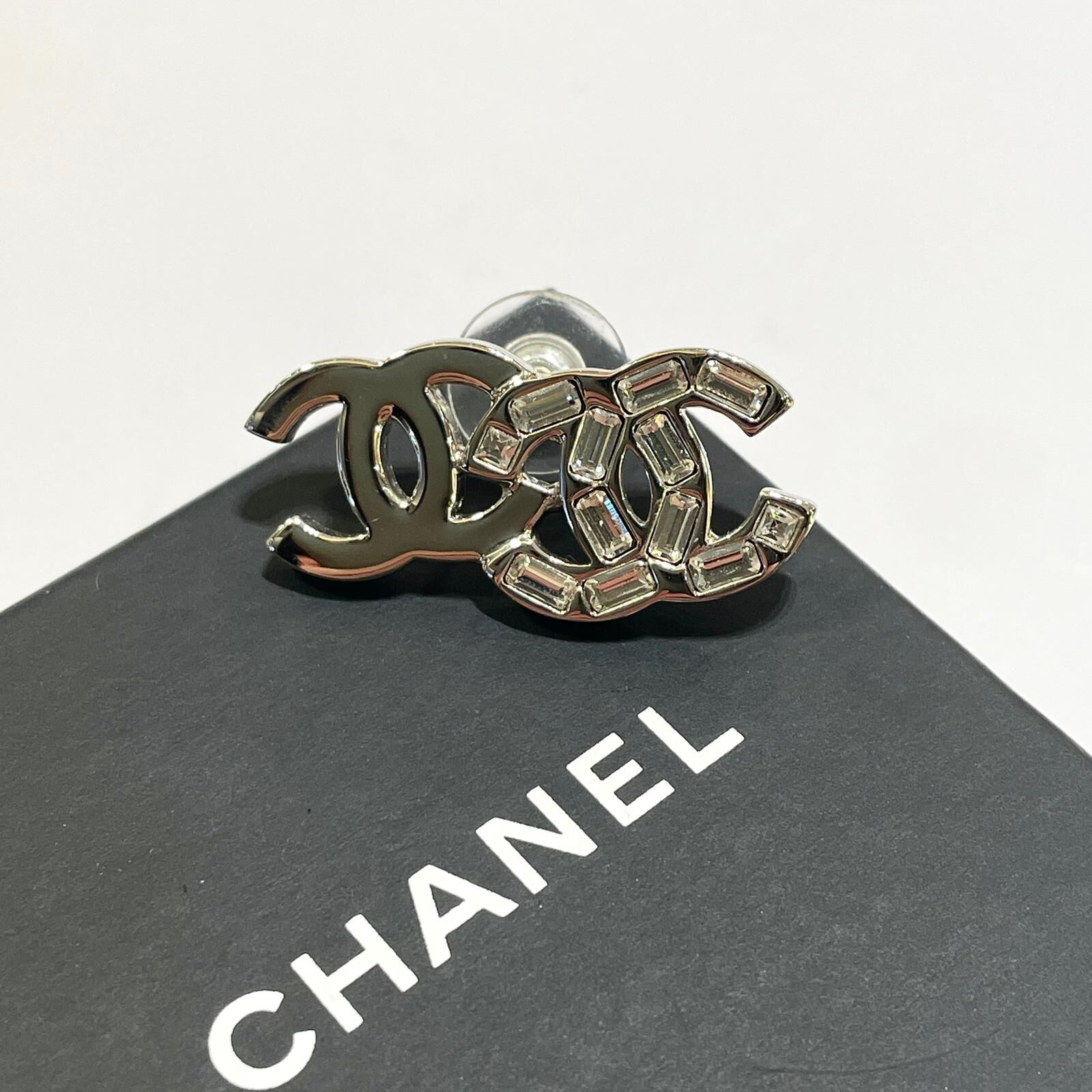全新CHANEL耳環 (3x1.5cm/2x1.5cm) AB7869 CC LOGO 銀色金屬/水鑽 CHANEL Earrings #BRAND NEW #香榭站正品