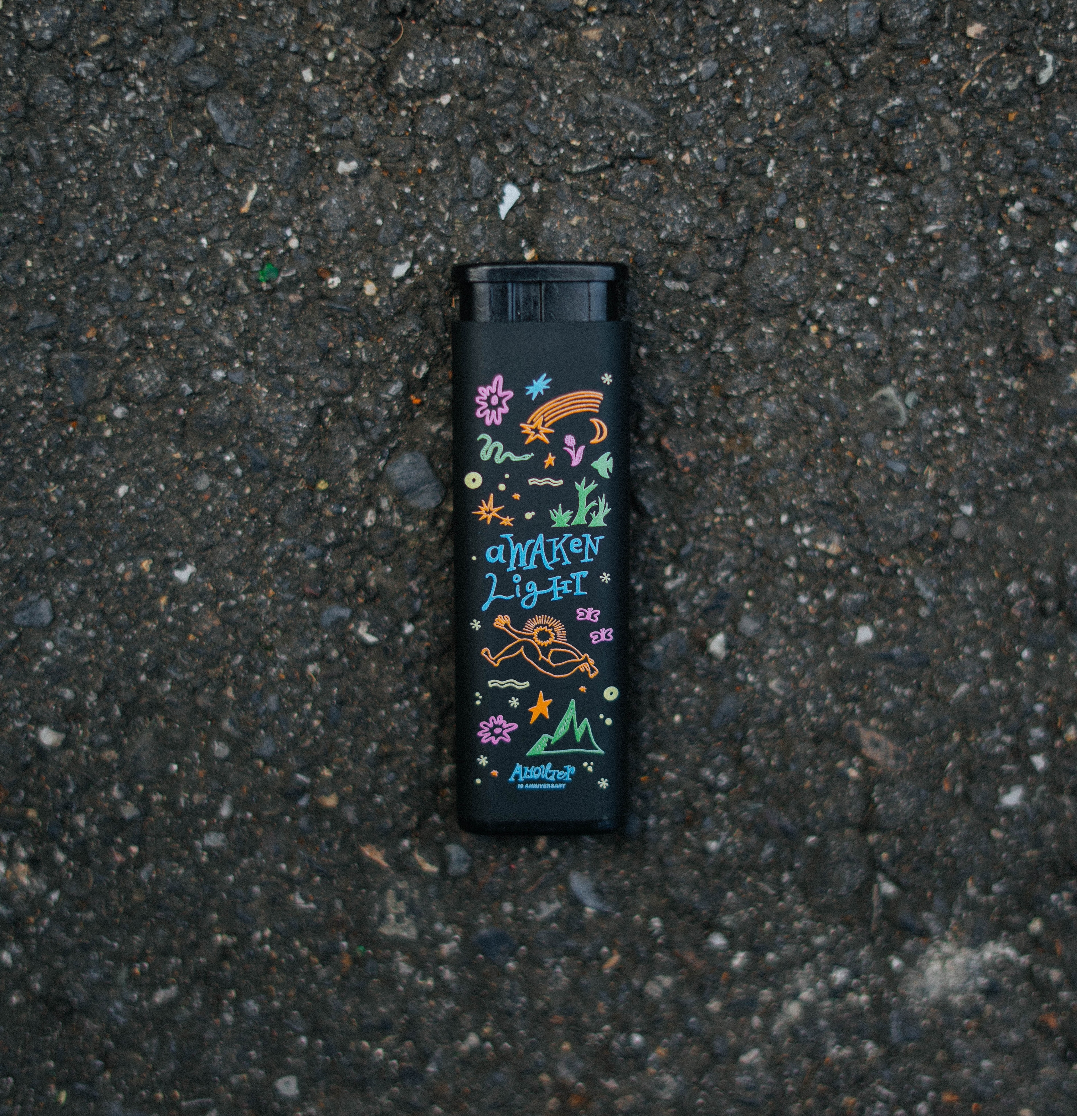 𝑨𝑴𝑶𝑼𝑻𝑬𝑹 十週年紀念系列 ✦ 𝑨𝒘𝒂𝒌𝒆𝒏 𝑳𝒊𝒈𝒉𝒕 ✦ [山風點火] 打火機 (限門市取貨)