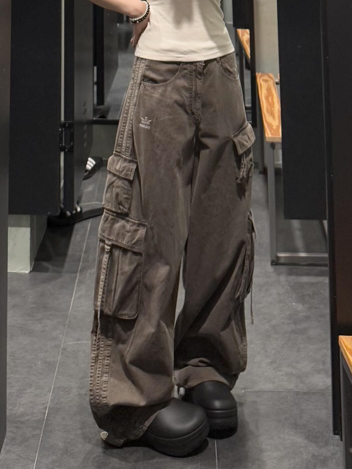 Adidas Originals 三線寬鬆大口袋工裝褲 咖啡色 棕色 寬鬆 刺繡 闊腿褲 多口袋 三葉草 男女同款 /預購 (褲長偏長)