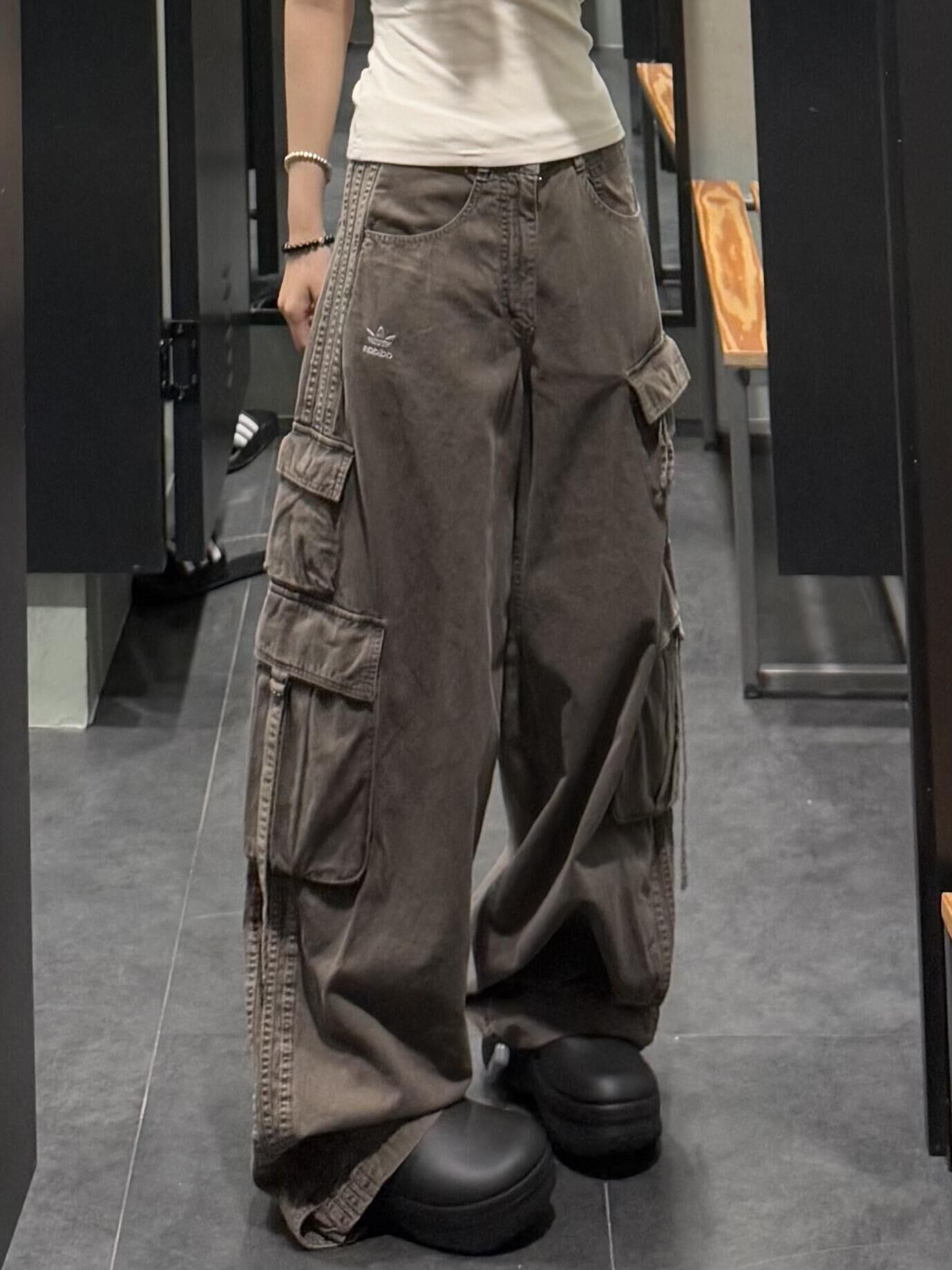 Adidas Originals 三線寬鬆大口袋工裝褲 咖啡色 棕色 寬鬆 刺繡 闊腿褲 多口袋 三葉草 男女同款 /預購 (褲長偏長)