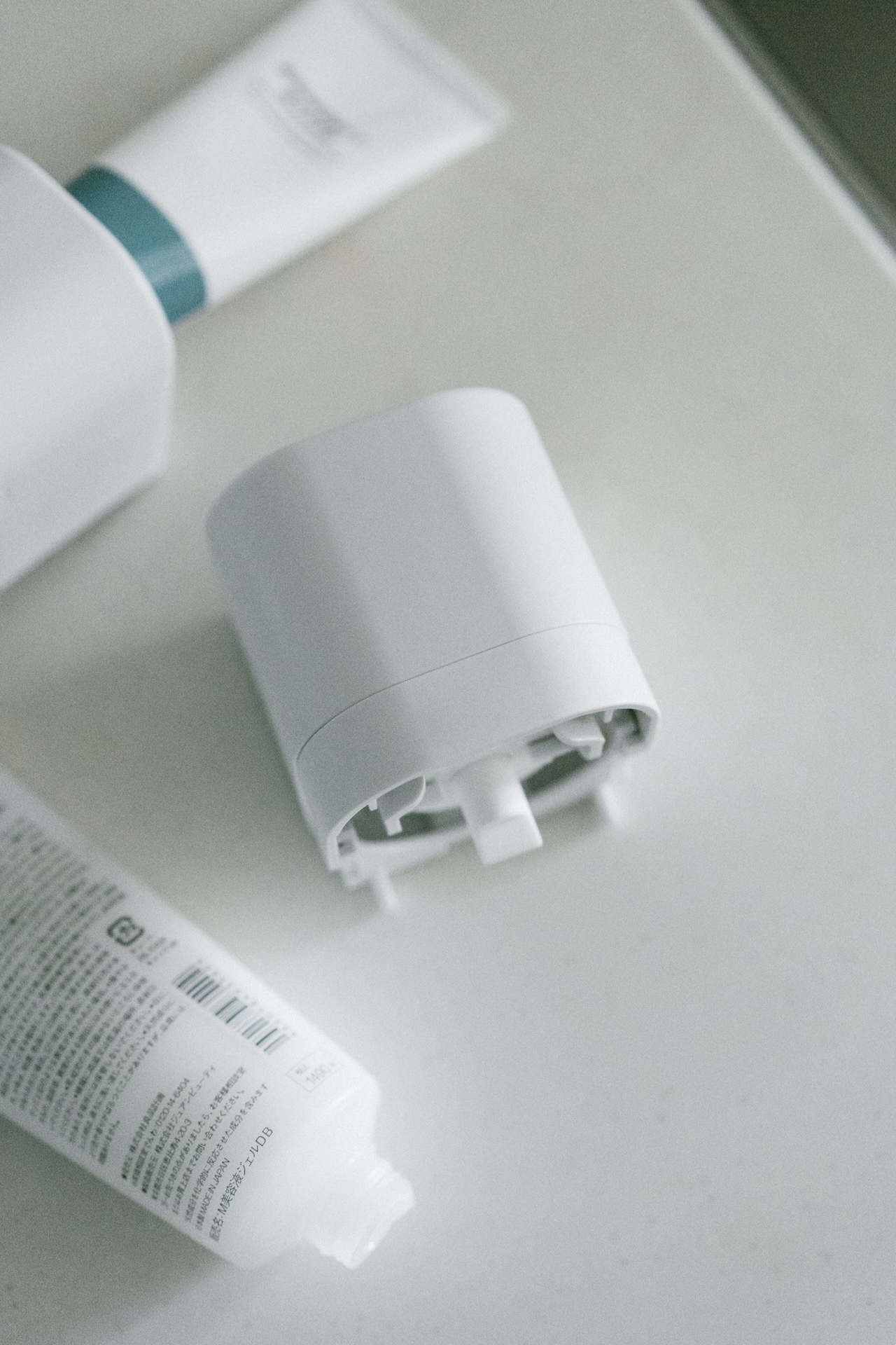 Richell 懸浮牙膏真空吸附式擠壓器附帶黏貼掛鉤