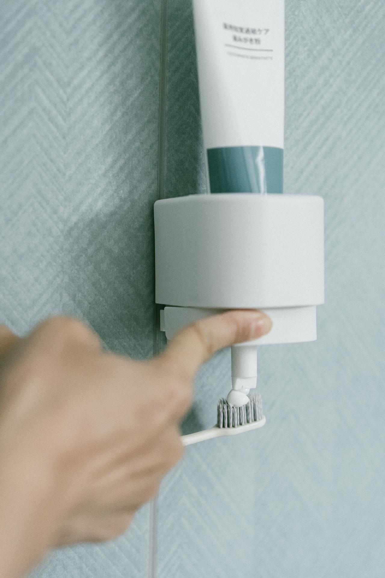 Richell 懸浮牙膏真空吸附式擠壓器附帶黏貼掛鉤