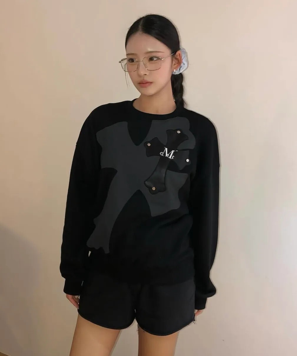 <現貨>MUCENT 皮革十字架大學T MUCENTBBBKKK/MUCENTGGGYYY