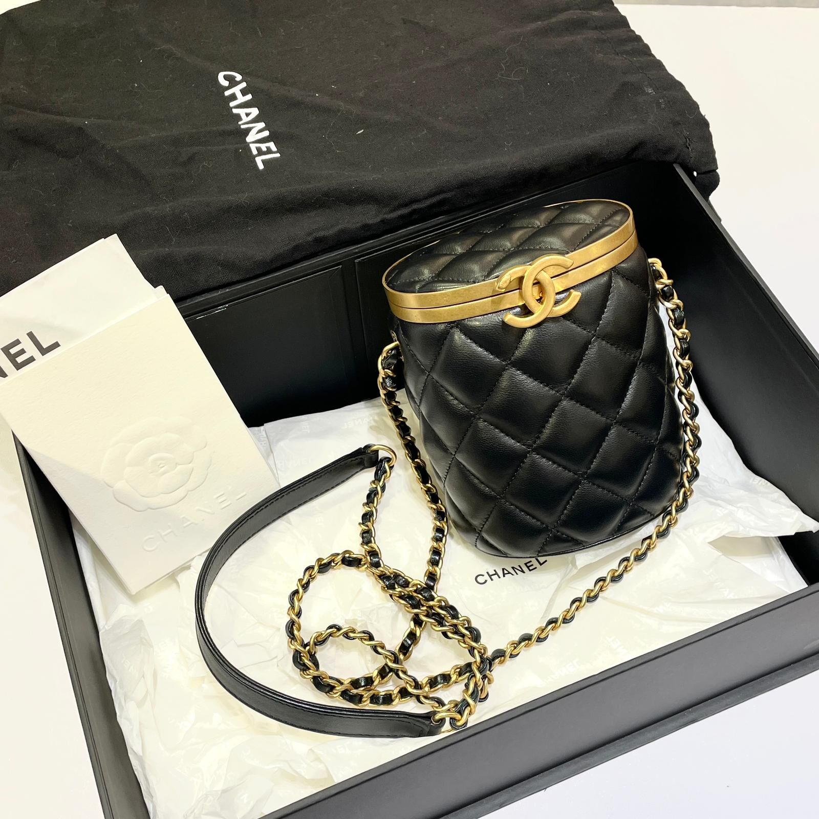 全新Chanel圓筒包/化妝包, AS2640, 黑色羊皮,晶片款,Chanel Lambskin Matelasse Shoulder Bag, #兩年免費保養 #BRAND NEW #香榭站正品