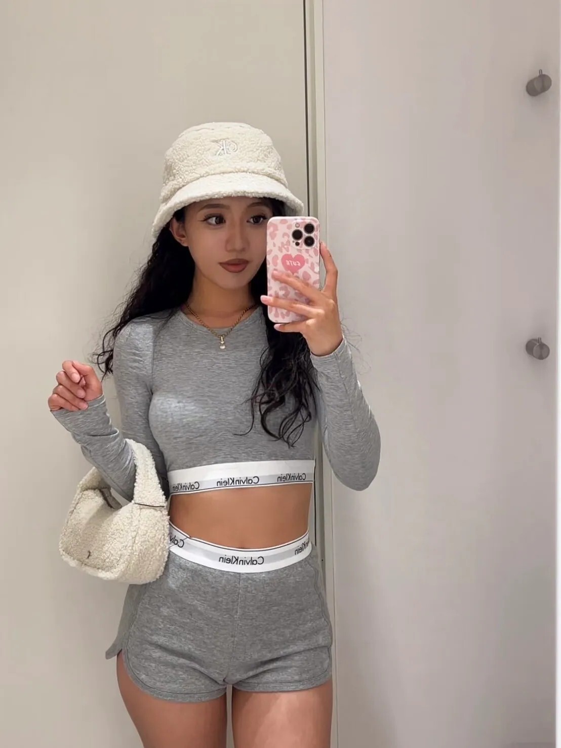 【逢甲 FUZZY】<黑五下殺> Calvin Klein 長袖鬆緊 短版上衣 Hanni同款 (有胸墊)