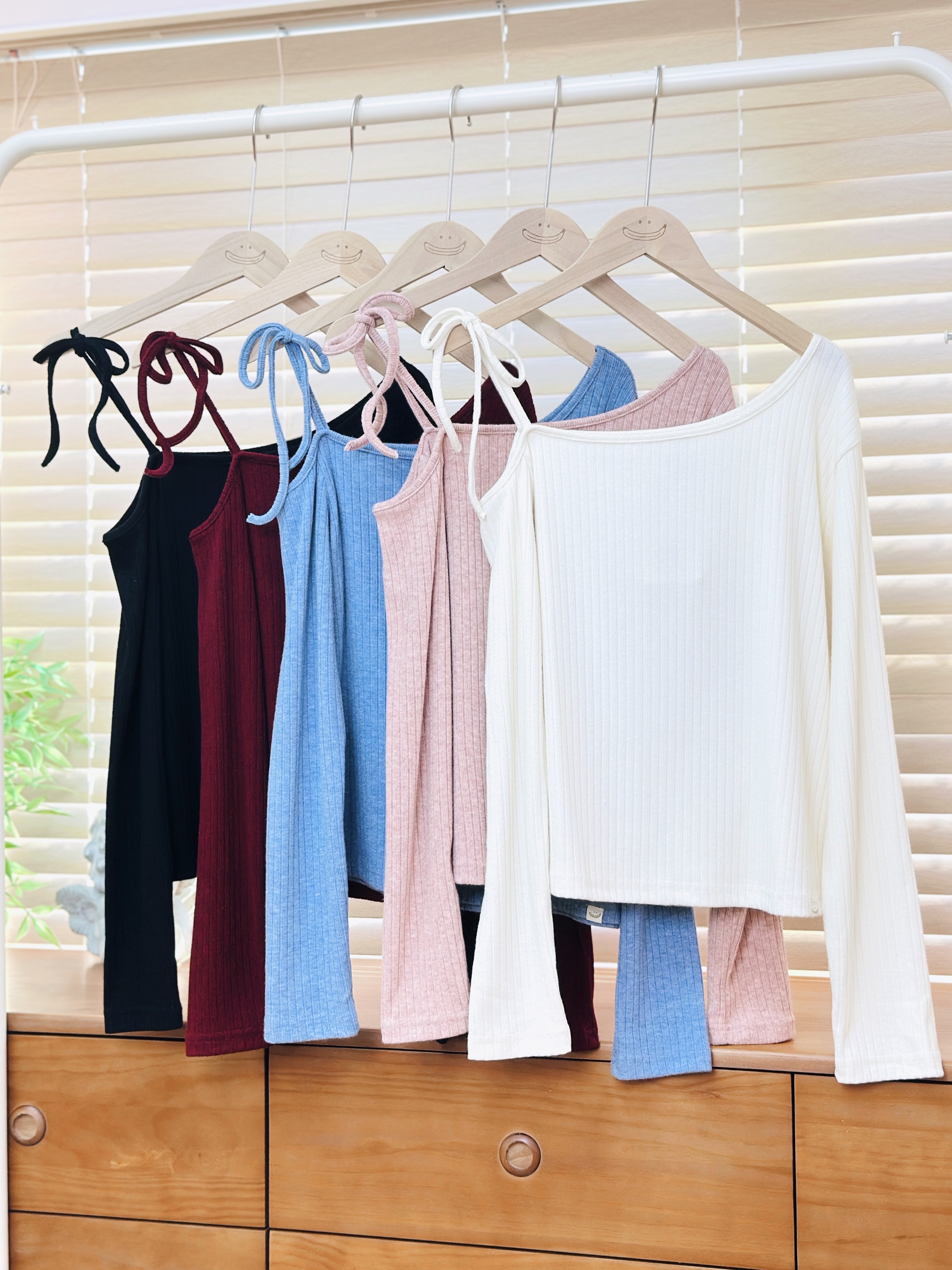 【🩷新色加入 ! 】五色 / 柔軟露肩綁繩長袖上衣 / Mellow Tie Shoulder Knit Top