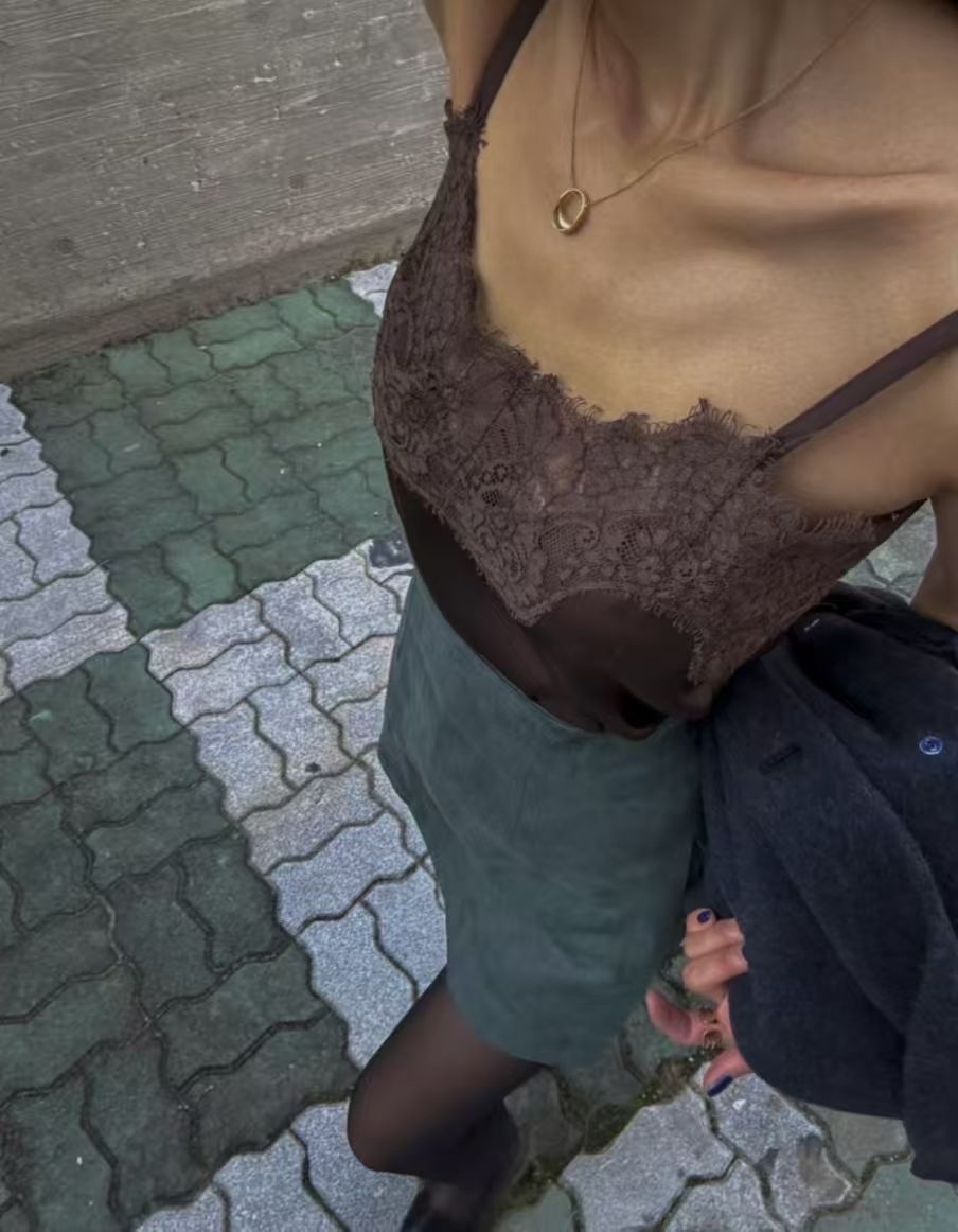 正韓下斜邊拼蕾絲細肩背心