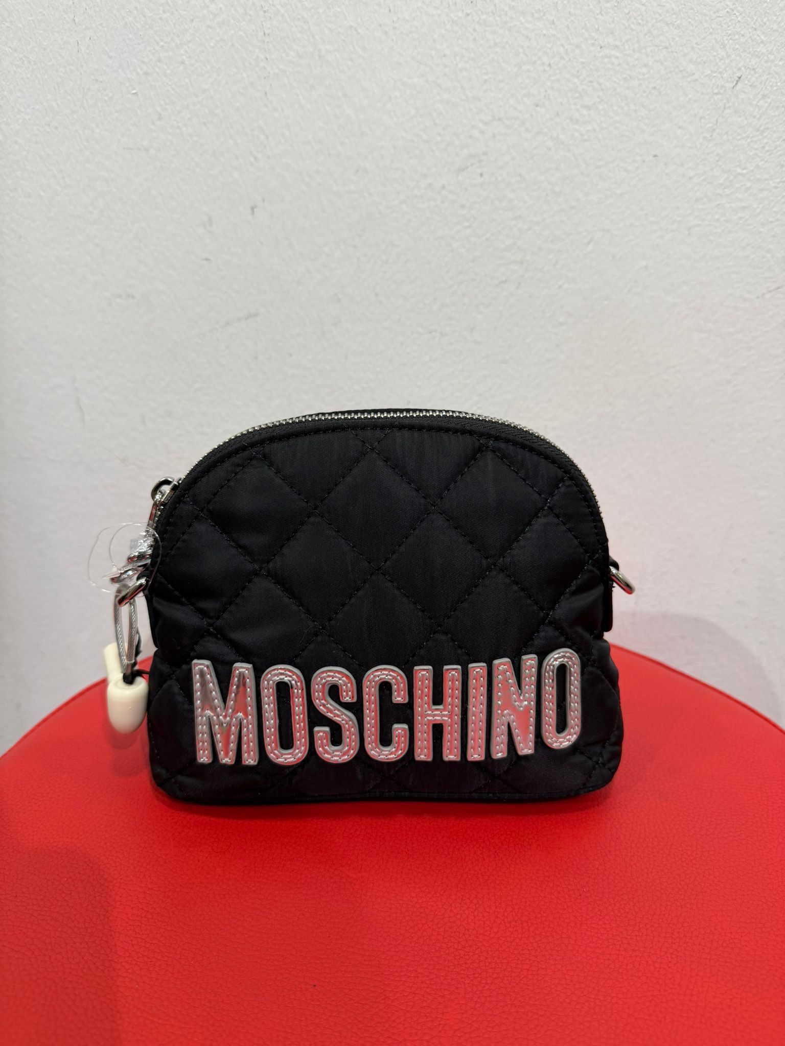 【預購】AE112601 Moschino 半月貝殼斜咩包 (黑色)