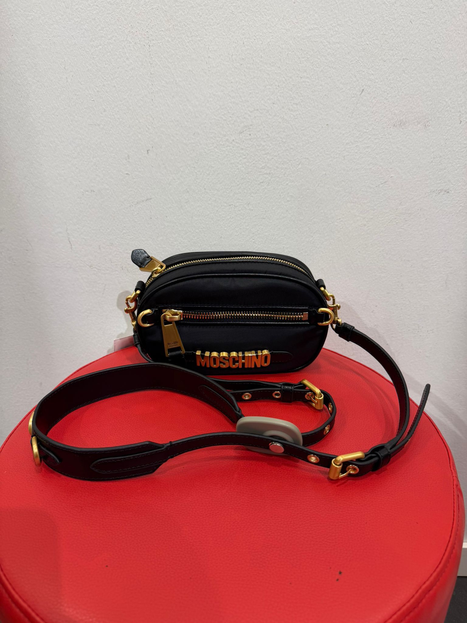 【預購】AE112602 Moschino 金字尼龍可拆背帶斜咩包 (黑色)