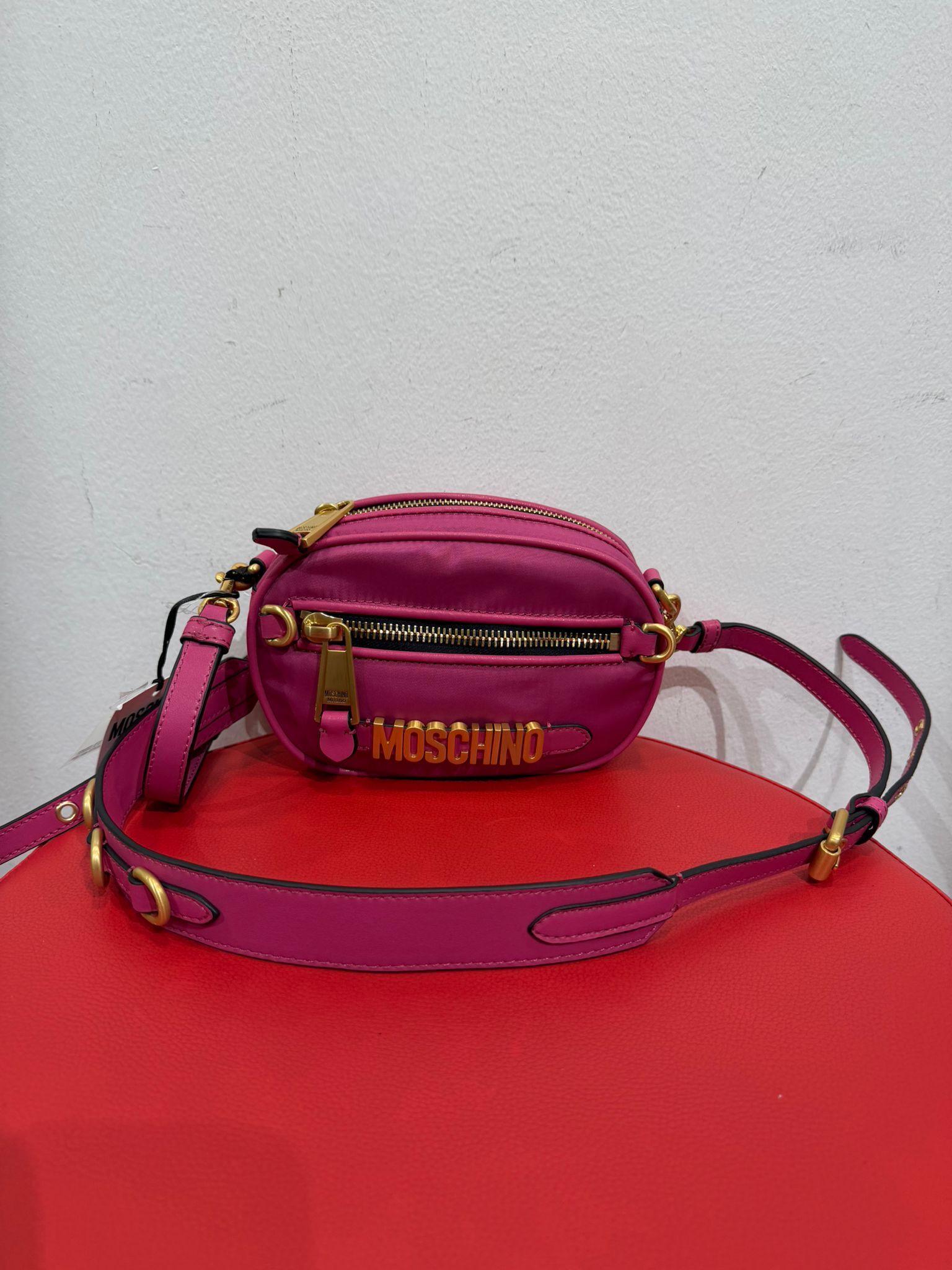 【預購】AE112604 Moschino 金屬LOGO尼龍迷你斜背相機包 (桃紅色)