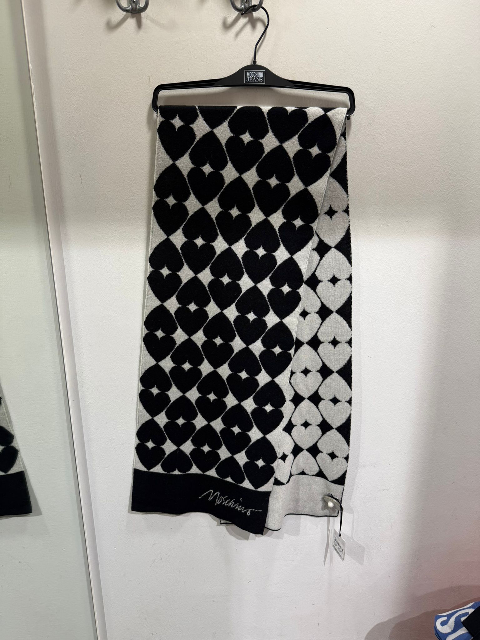 【預購】AE112608 Moschino 心型提花羊毛羊絨圍巾