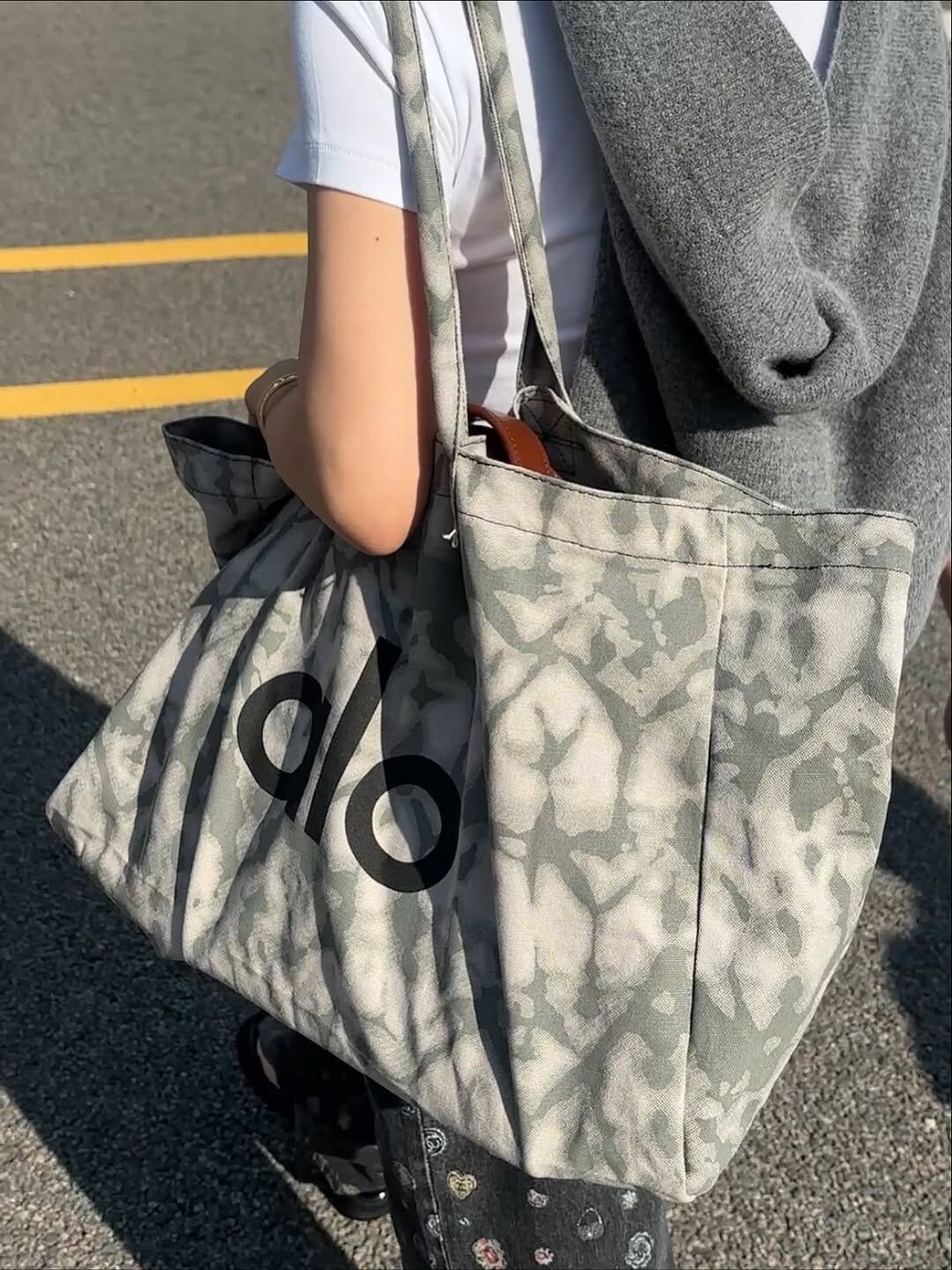 alo Iconic Shopper Tote Bag 灰色暈染 托特包 購物大 帆布袋 大容量 / 預購