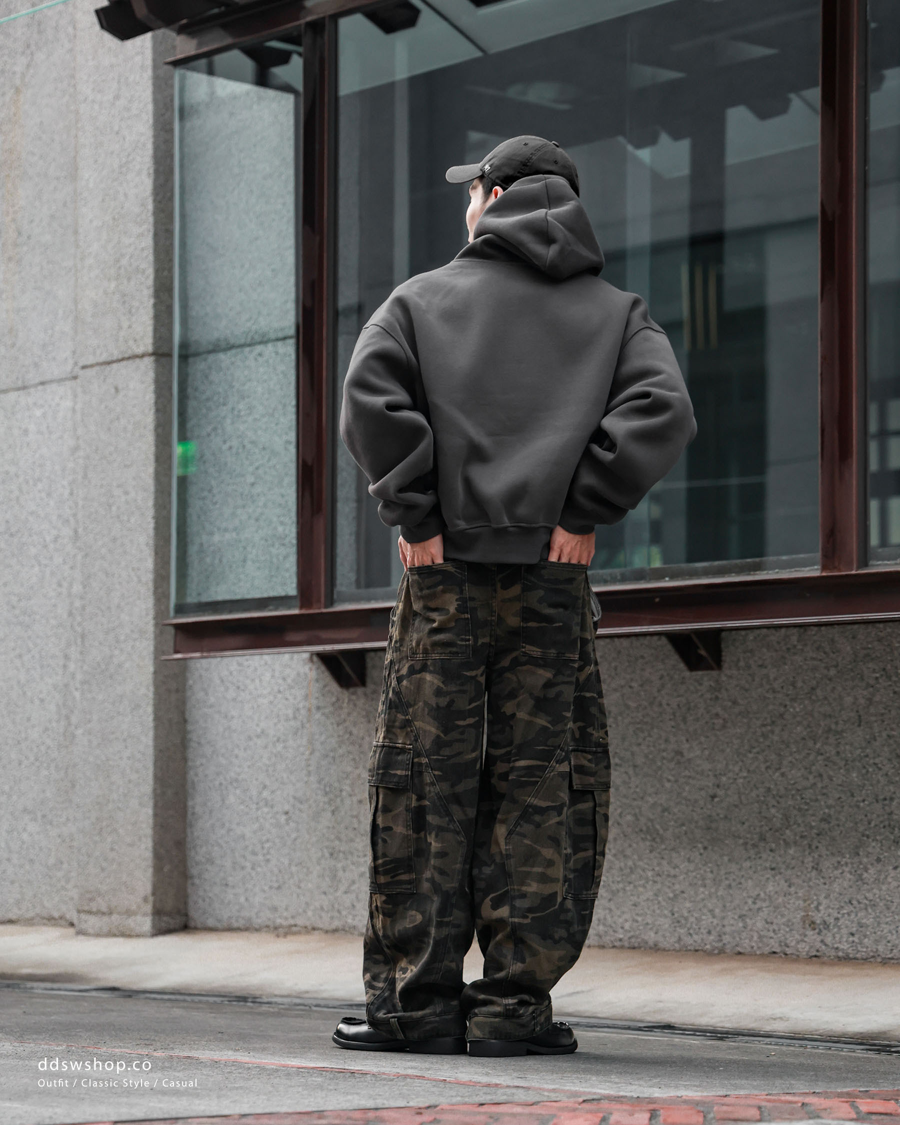 D.CLOSET 迷彩口袋彎刀長褲