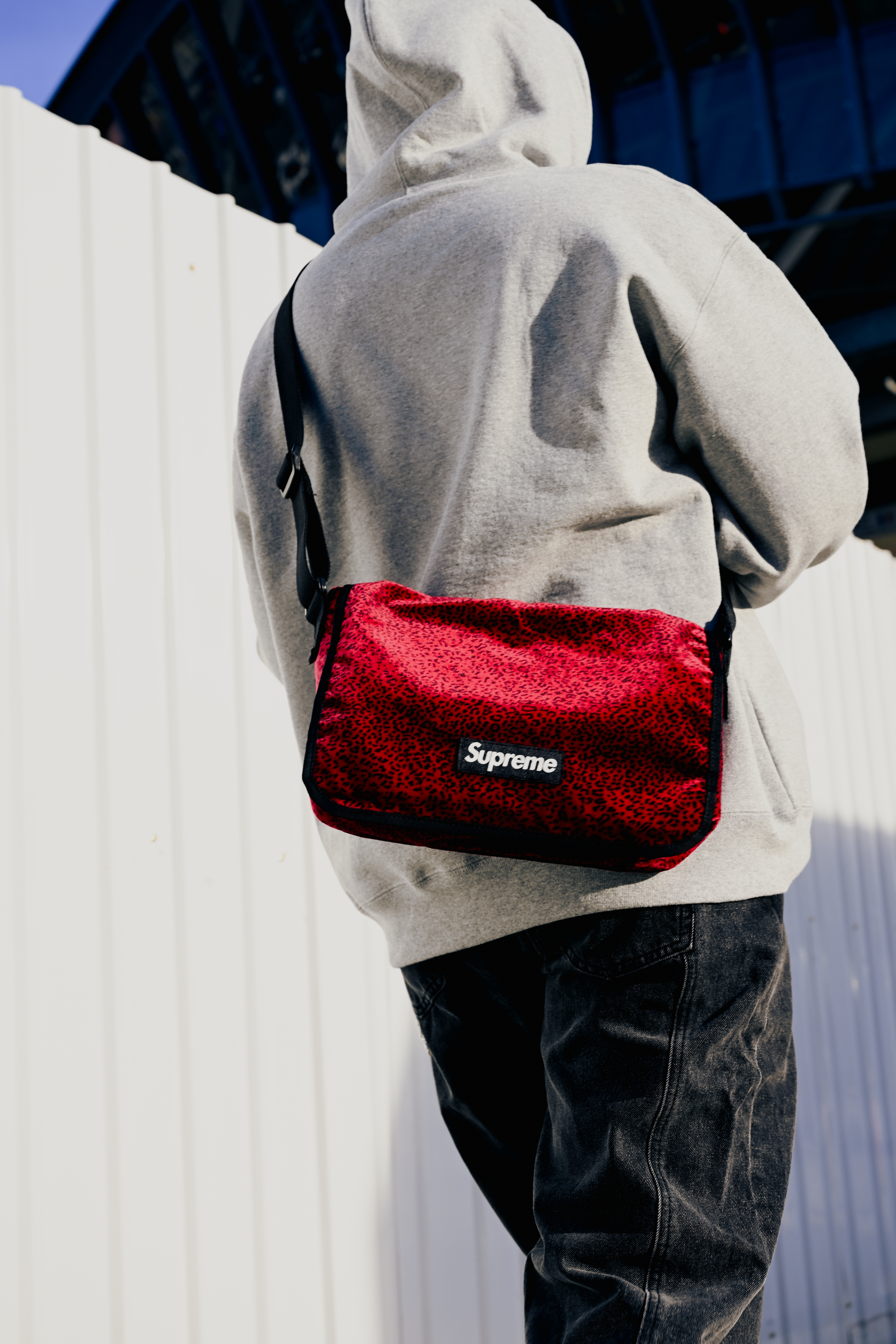 ☆ETW☆【EASY TO WEAR】Supreme 25FW VELVET SMALL MESSENGER BAG 豹紋 天鵝絨 絲絨 郵差包 側背包