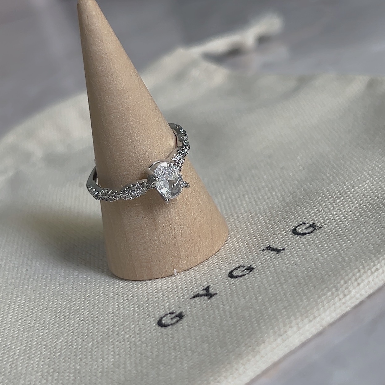 Gy”oval cut白金鵝蛋鑽水波紋活圍戒/現貨1