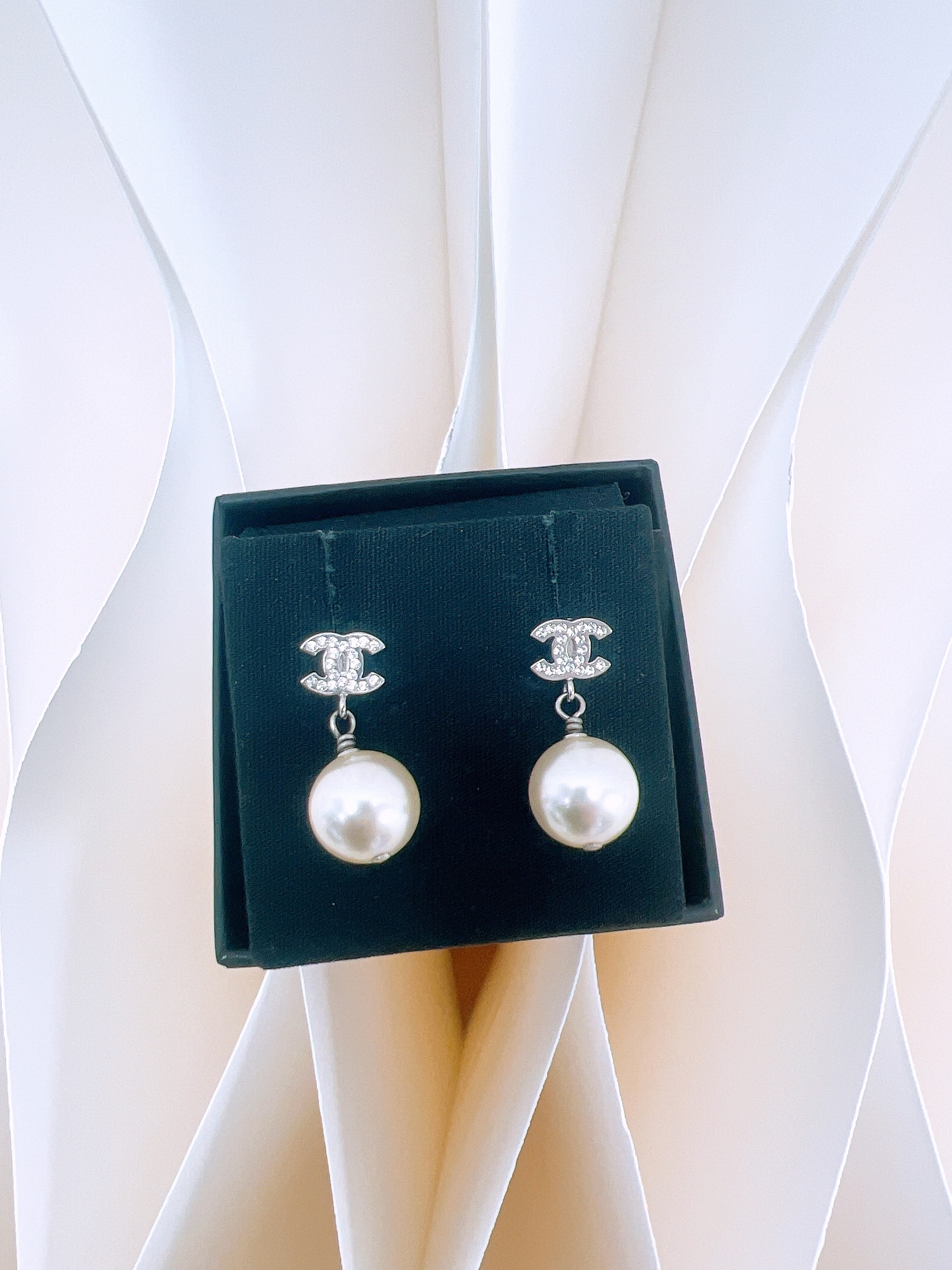 Chanel 18v pearl earrings