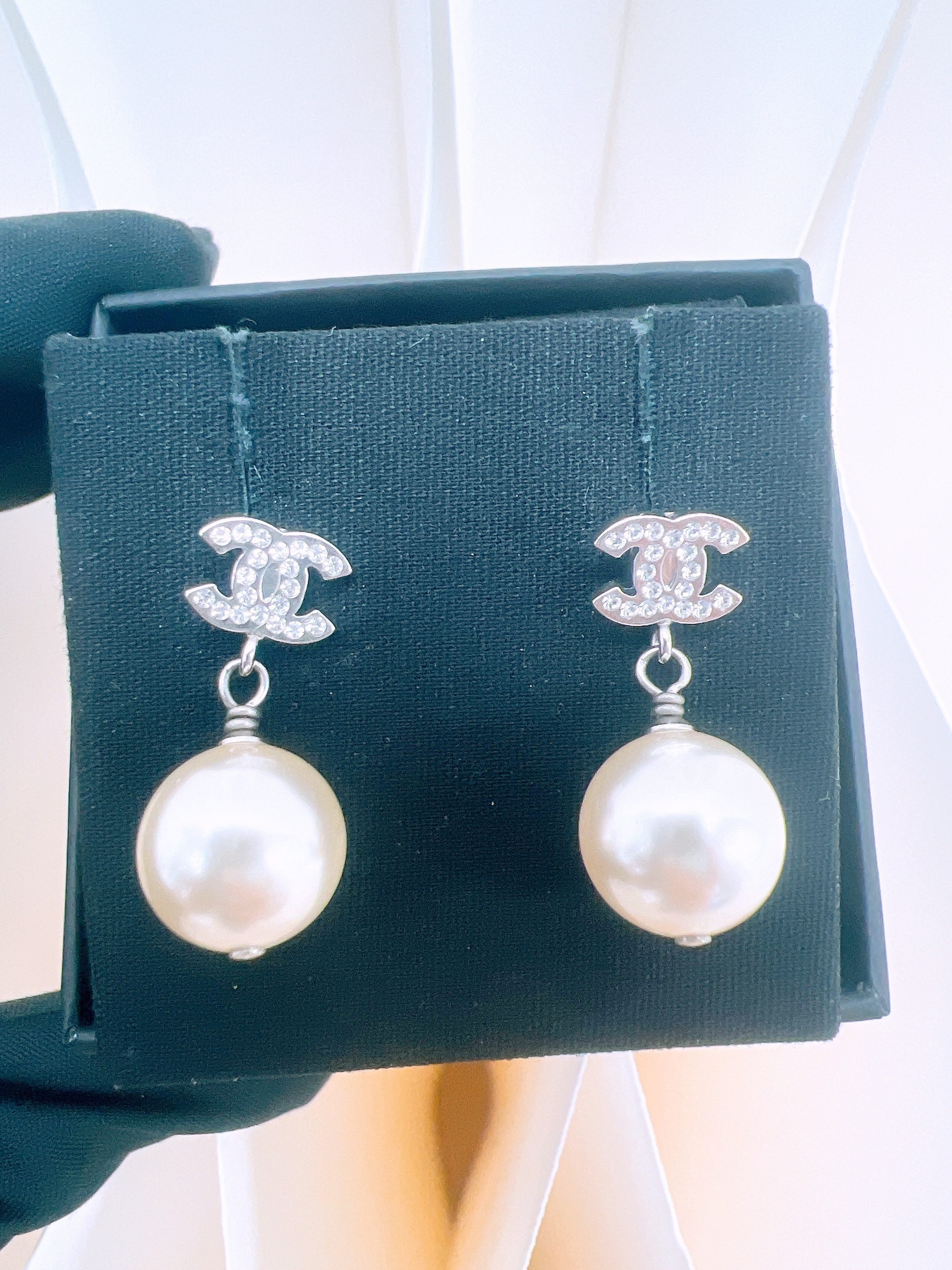 Chanel 18v pearl earrings