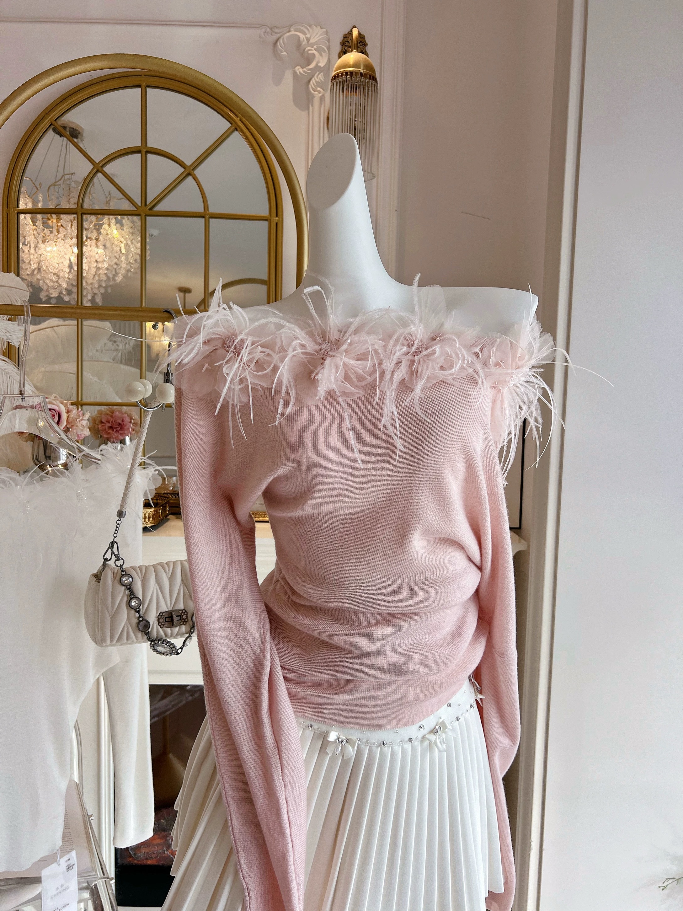 斜肩針織領口羽毛鑽上衣