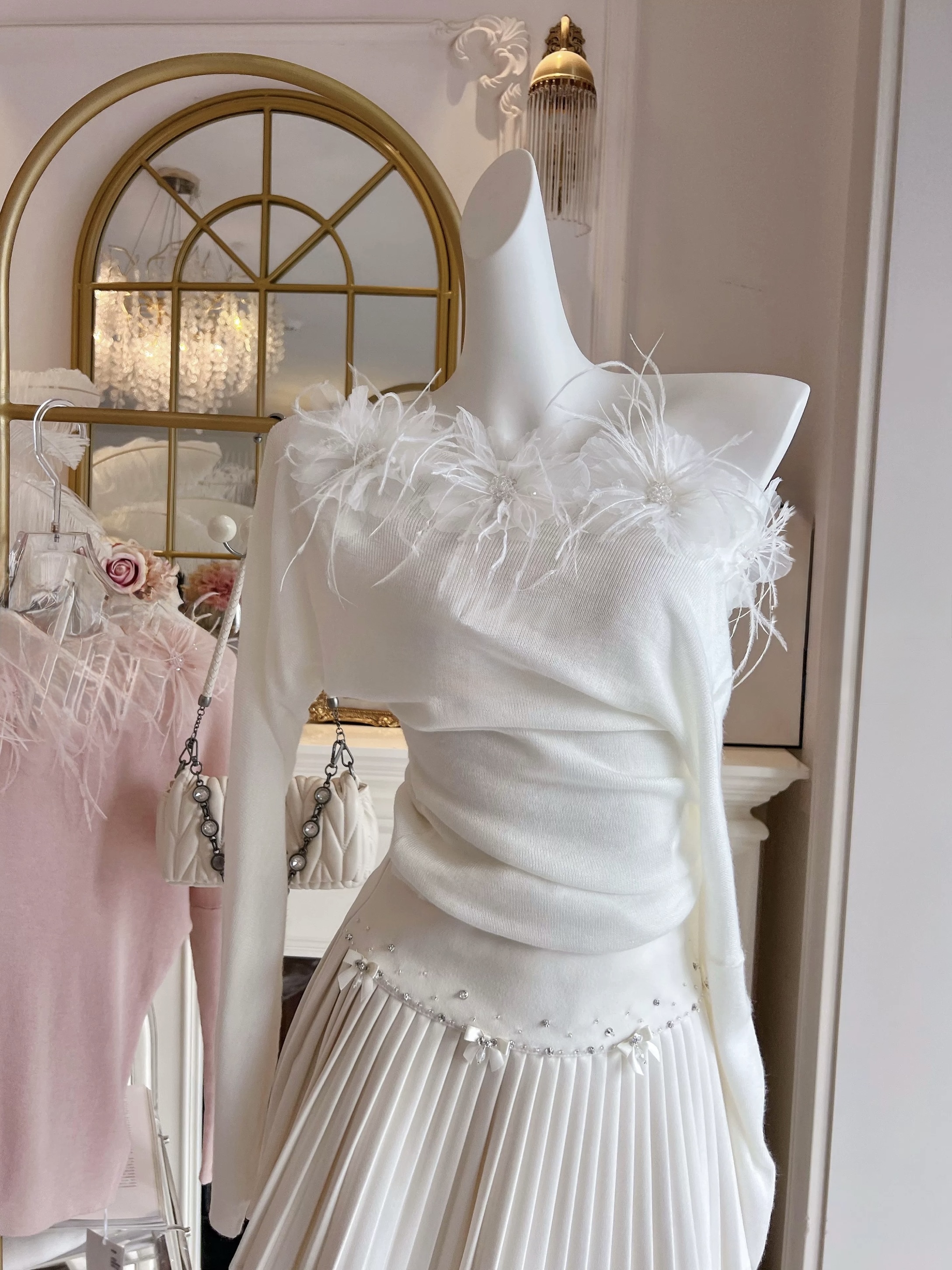 斜肩針織領口羽毛鑽上衣