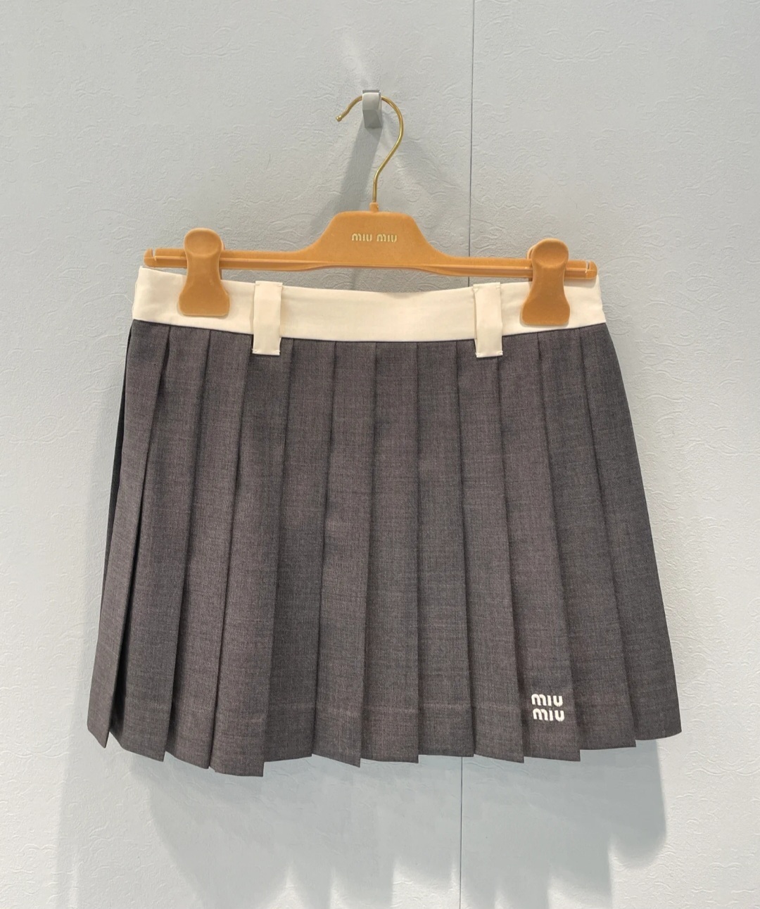 Miu Miu 灰色款 百褶裙