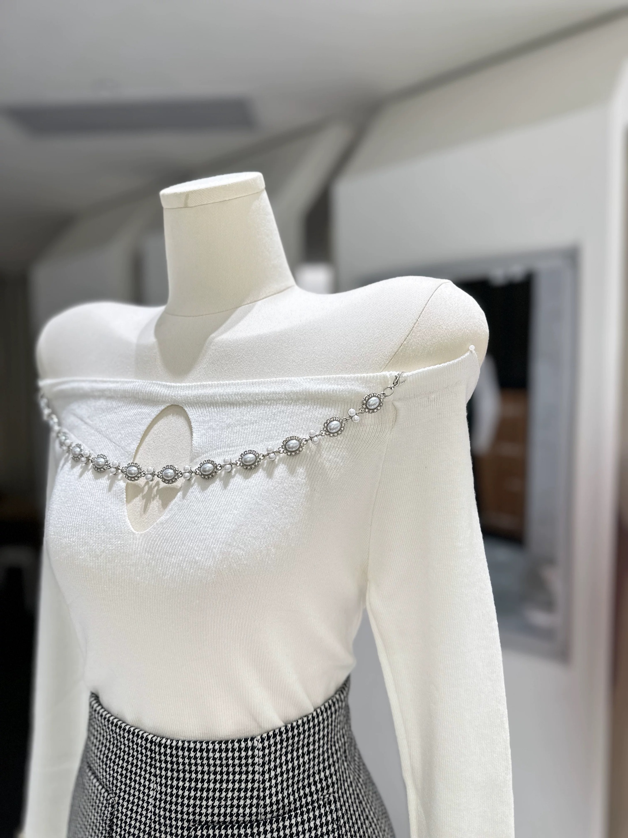 一字領胸口鏤空珠鏈可拆上衣