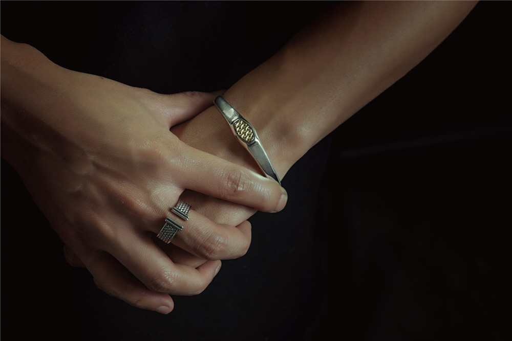 山紋甲純銀戒指實戴照,搭配山紋甲手環,深色背景呈現金屬質感