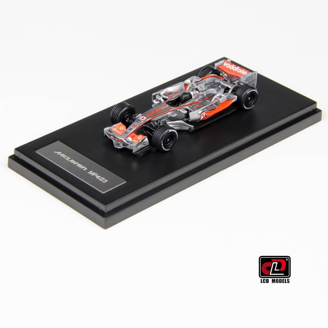 PO-$140 * LCD * 1:64 MCLAREN F1 MP4-23 SILVER