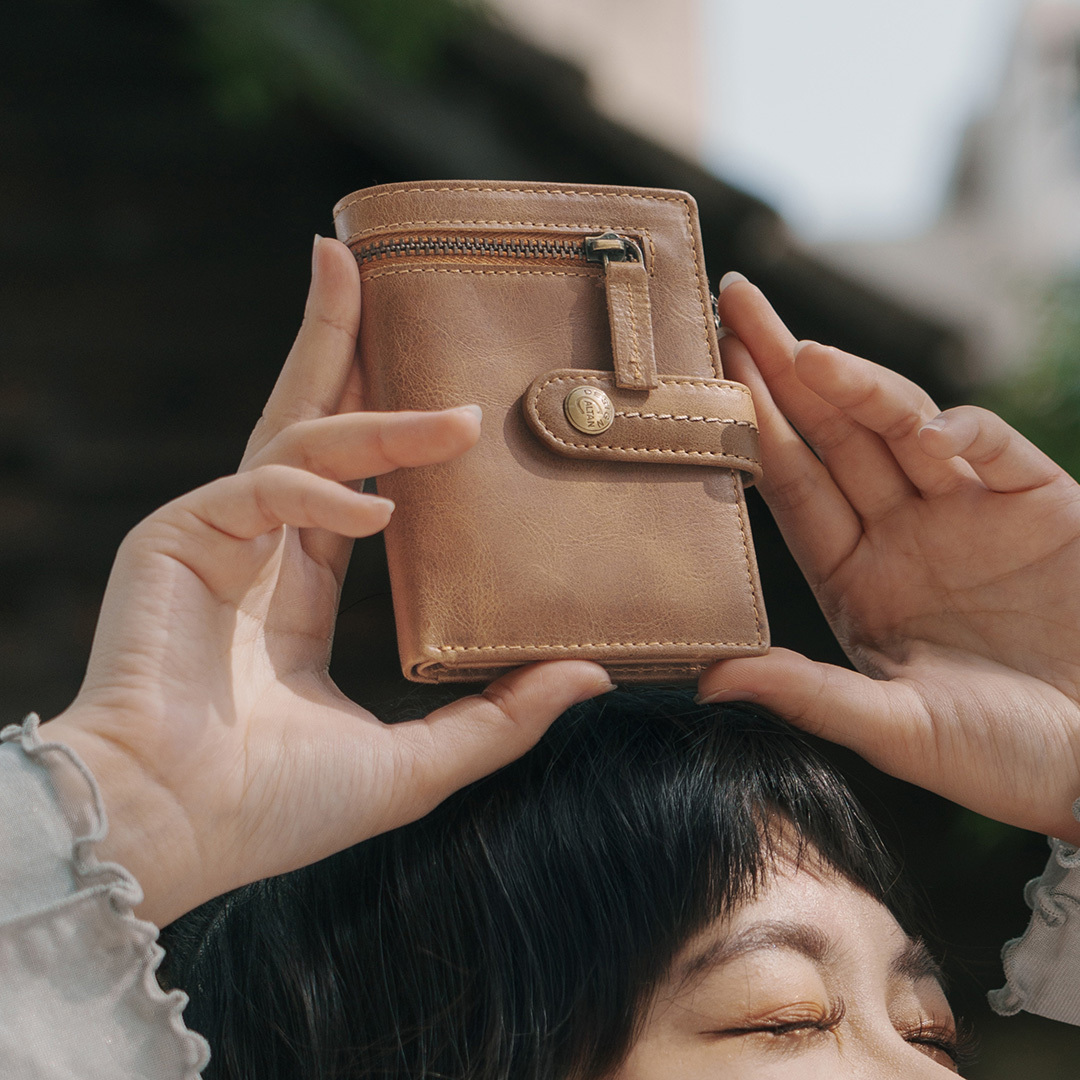 【招財母錢包💰】雙拉鍊扣式英倫風短夾-三色(075022)