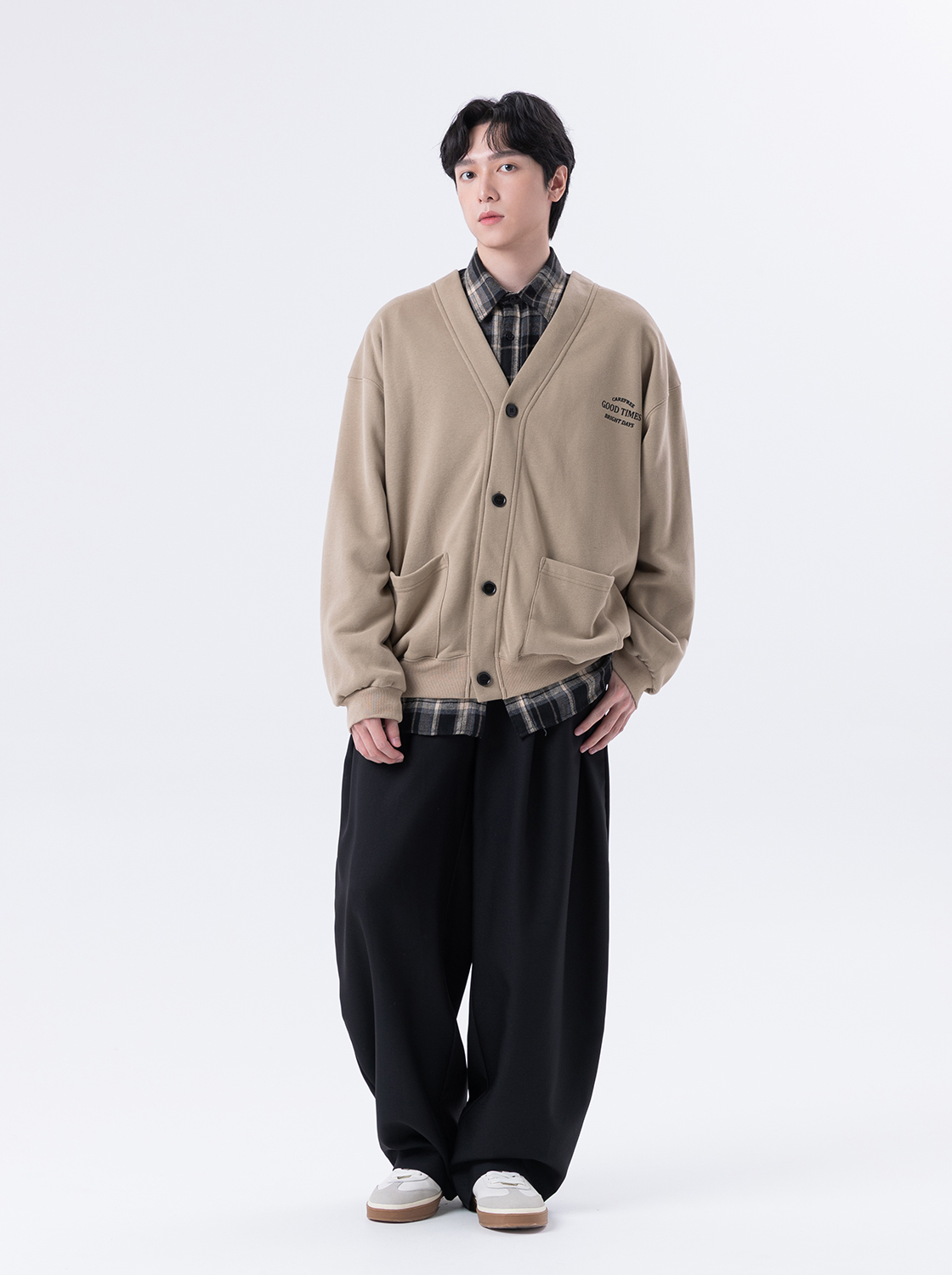 標語繡花V領開襟衫