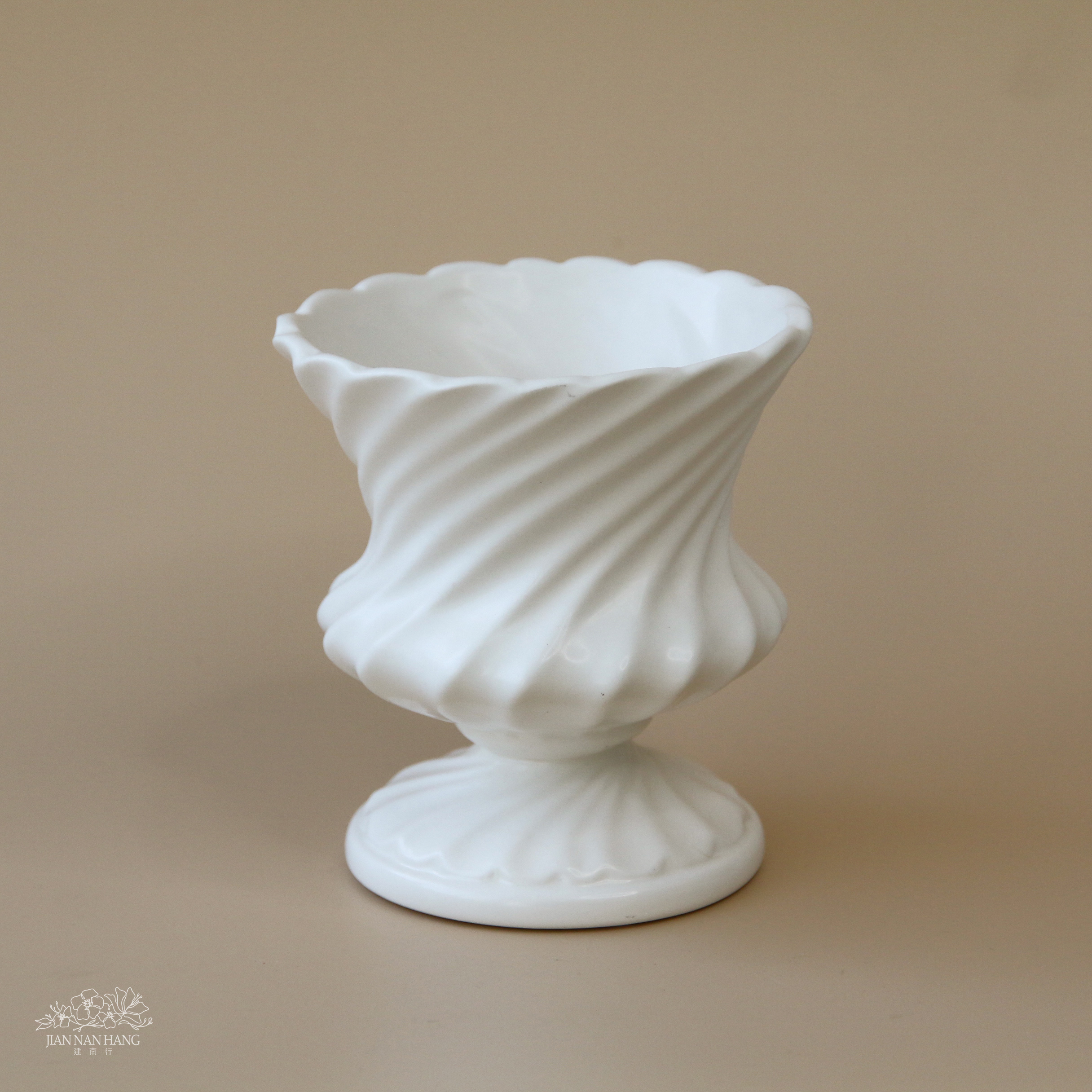 陶瓷花器 旋紋造型聖杯 白