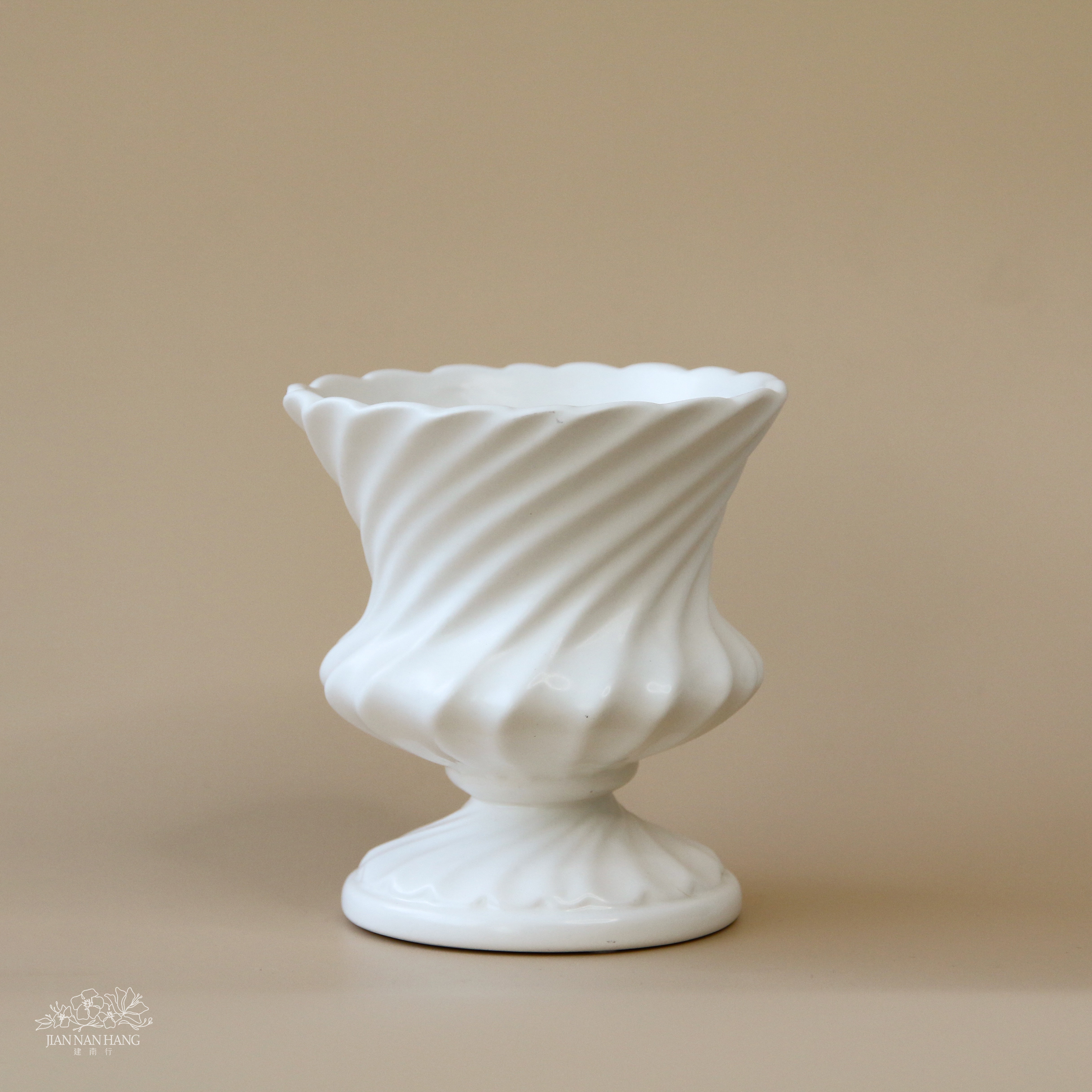 陶瓷花器 旋紋造型聖杯 白