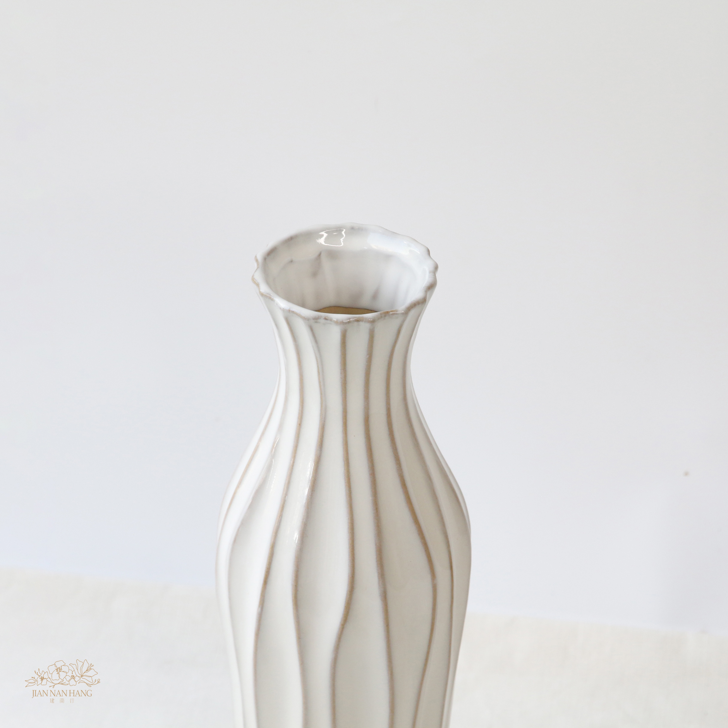 陶瓷花器 現代流曲線 白