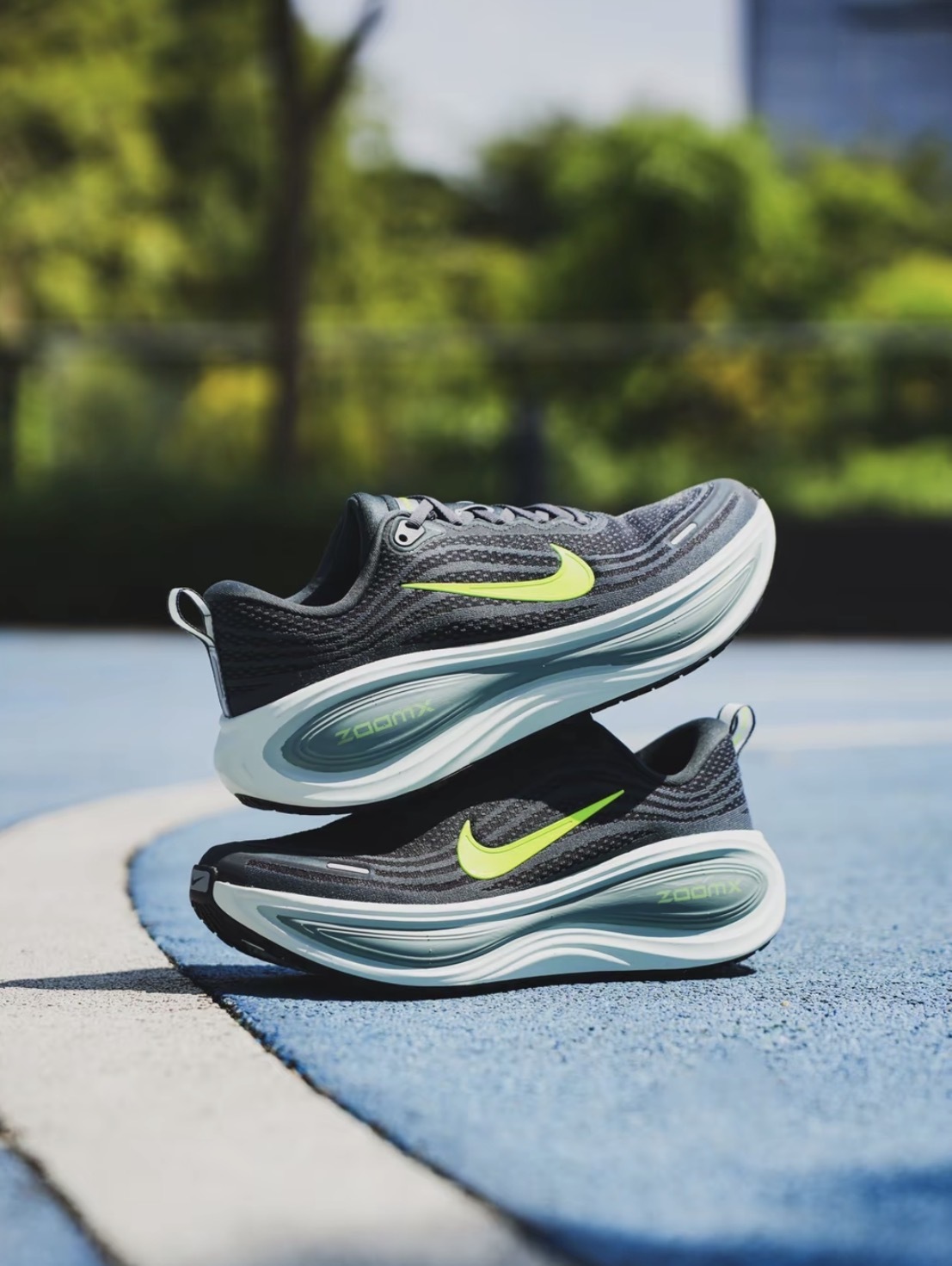 男鞋 NIKE VOMERO PLUS 綠色 氣墊 緩震 網布 透氣 休閒 跑步 運動鞋【HV8150-300】