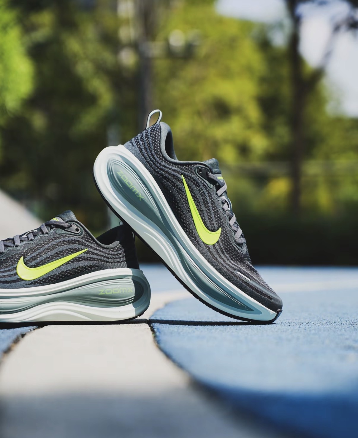 男鞋 NIKE VOMERO PLUS 綠色 氣墊 緩震 網布 透氣 休閒 跑步 運動鞋【HV8150-300】