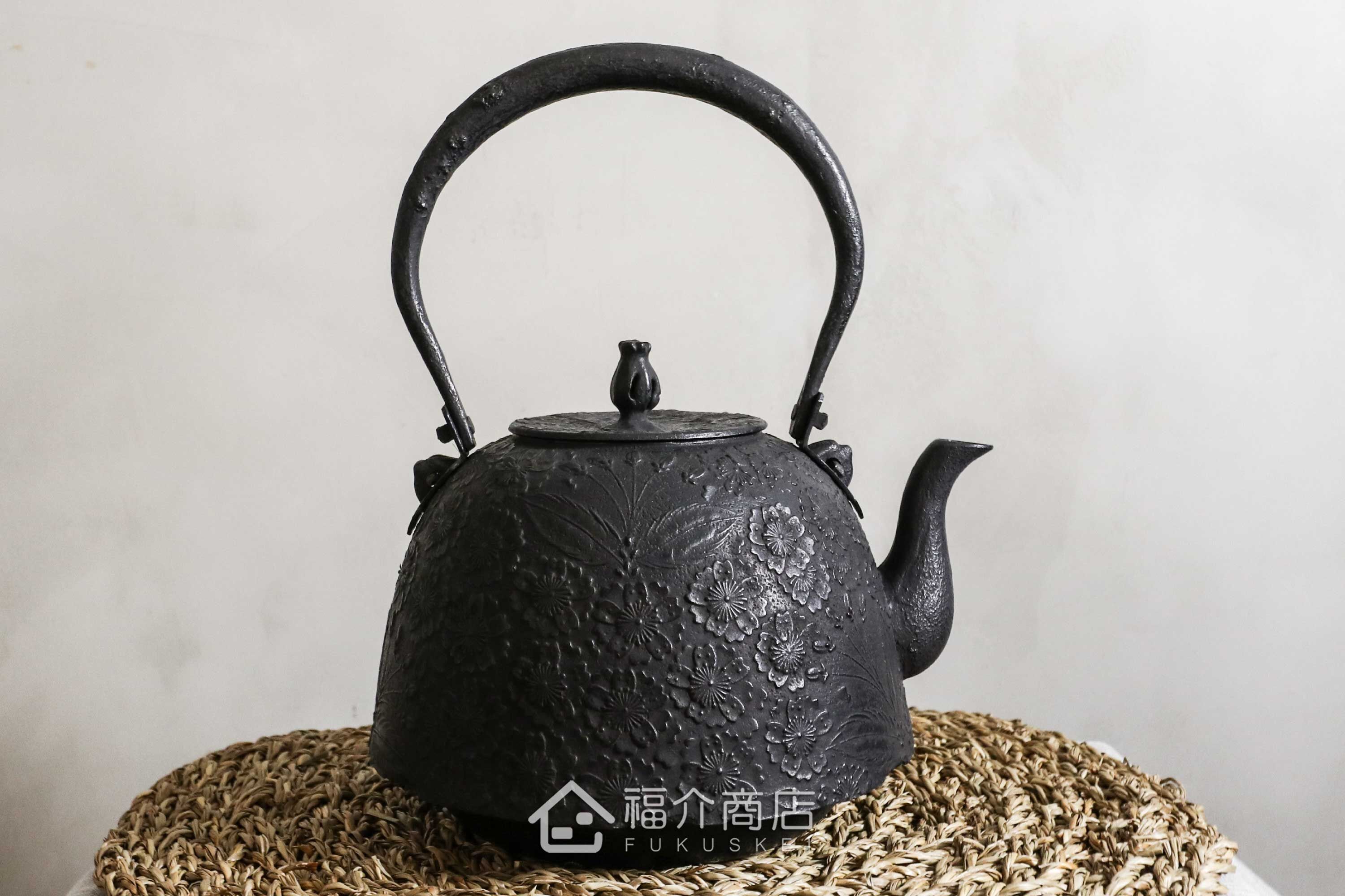 煮水泡茶用的櫻花紋樣鑄鐵茶壺
