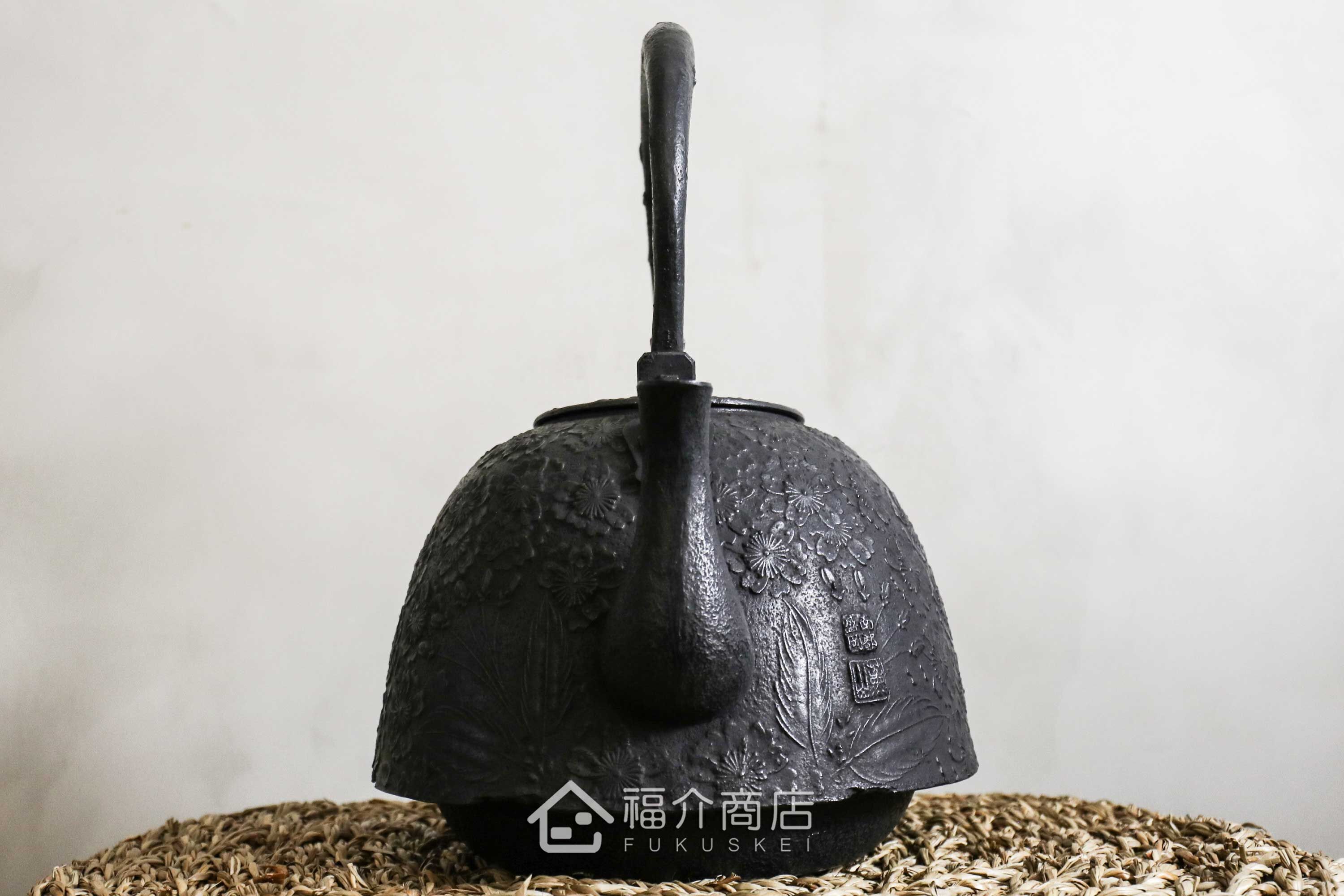 煮水泡茶用的櫻花紋樣鑄鐵茶壺