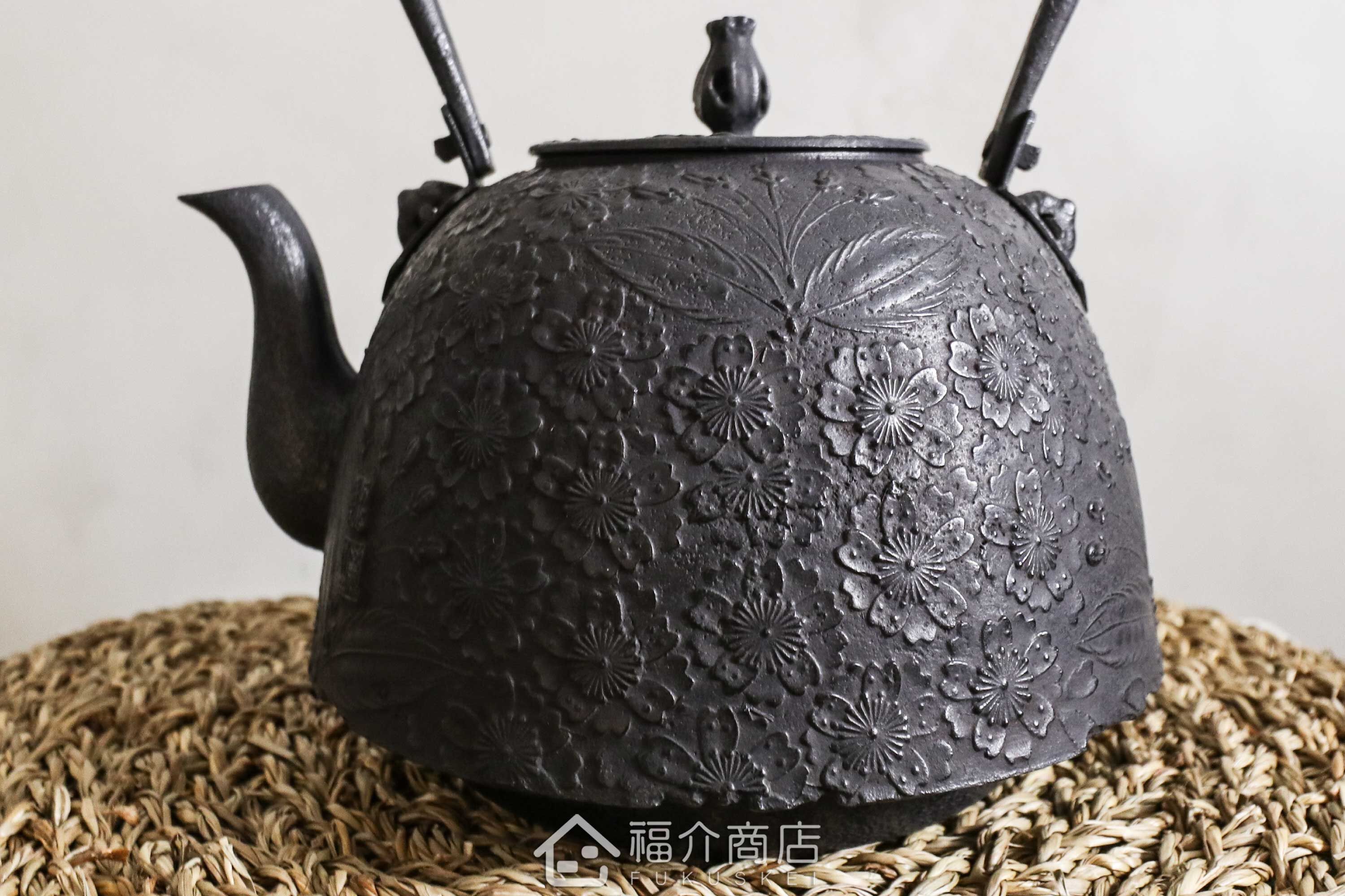 煮水泡茶用的櫻花紋樣鑄鐵茶壺