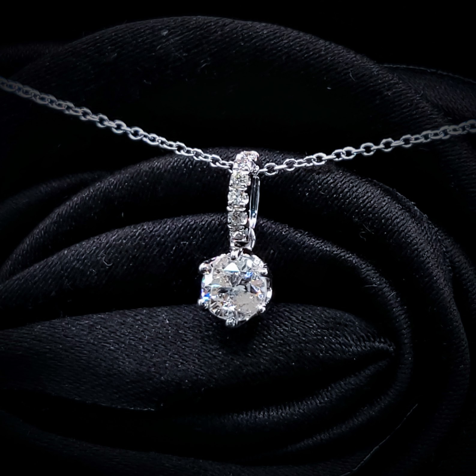 全新18K白金【單粒44份鑽石】配小鑽共49份鑽石吊墜