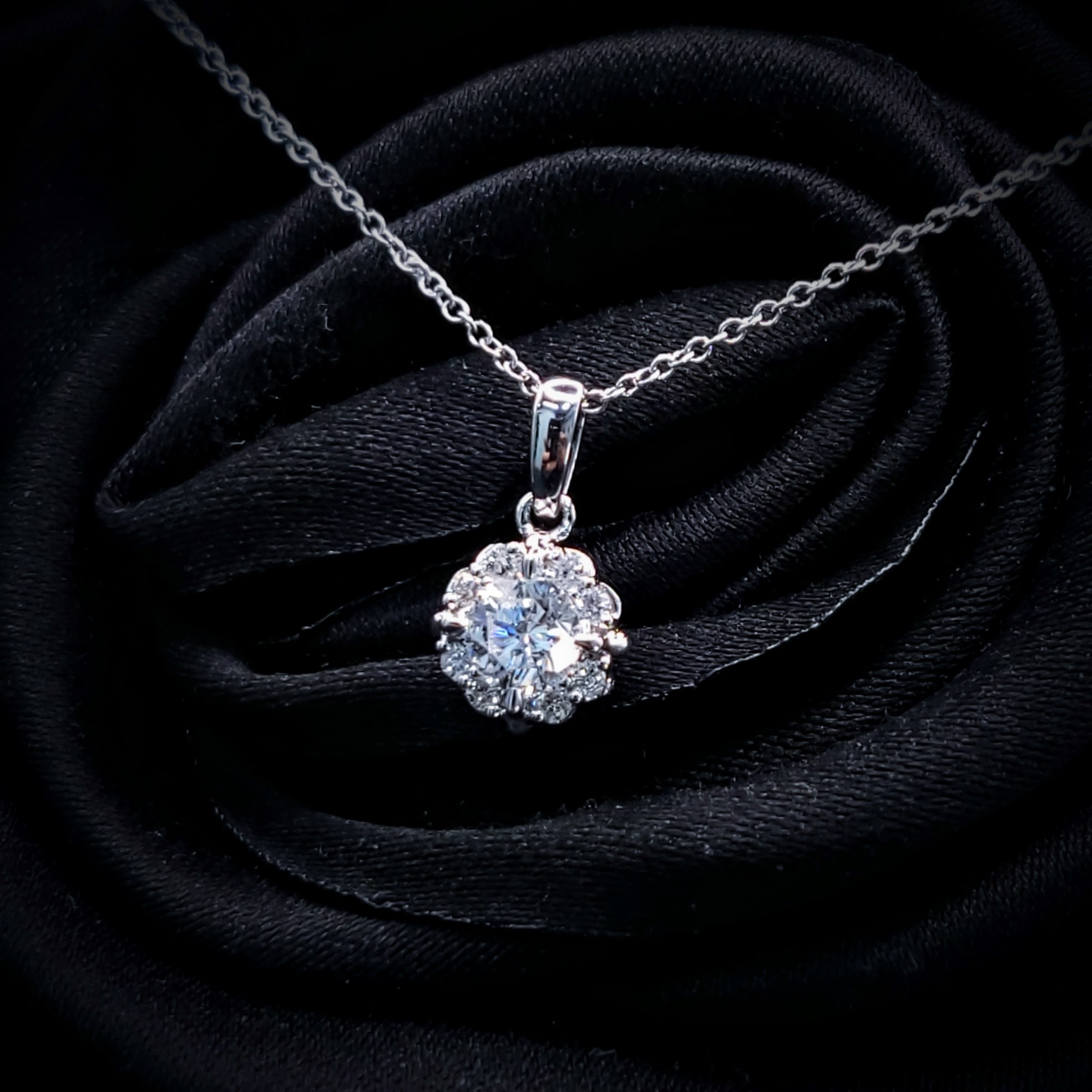 全新18K白金【單粒31份鑽石】配小鑽共36份鑽石吊墜