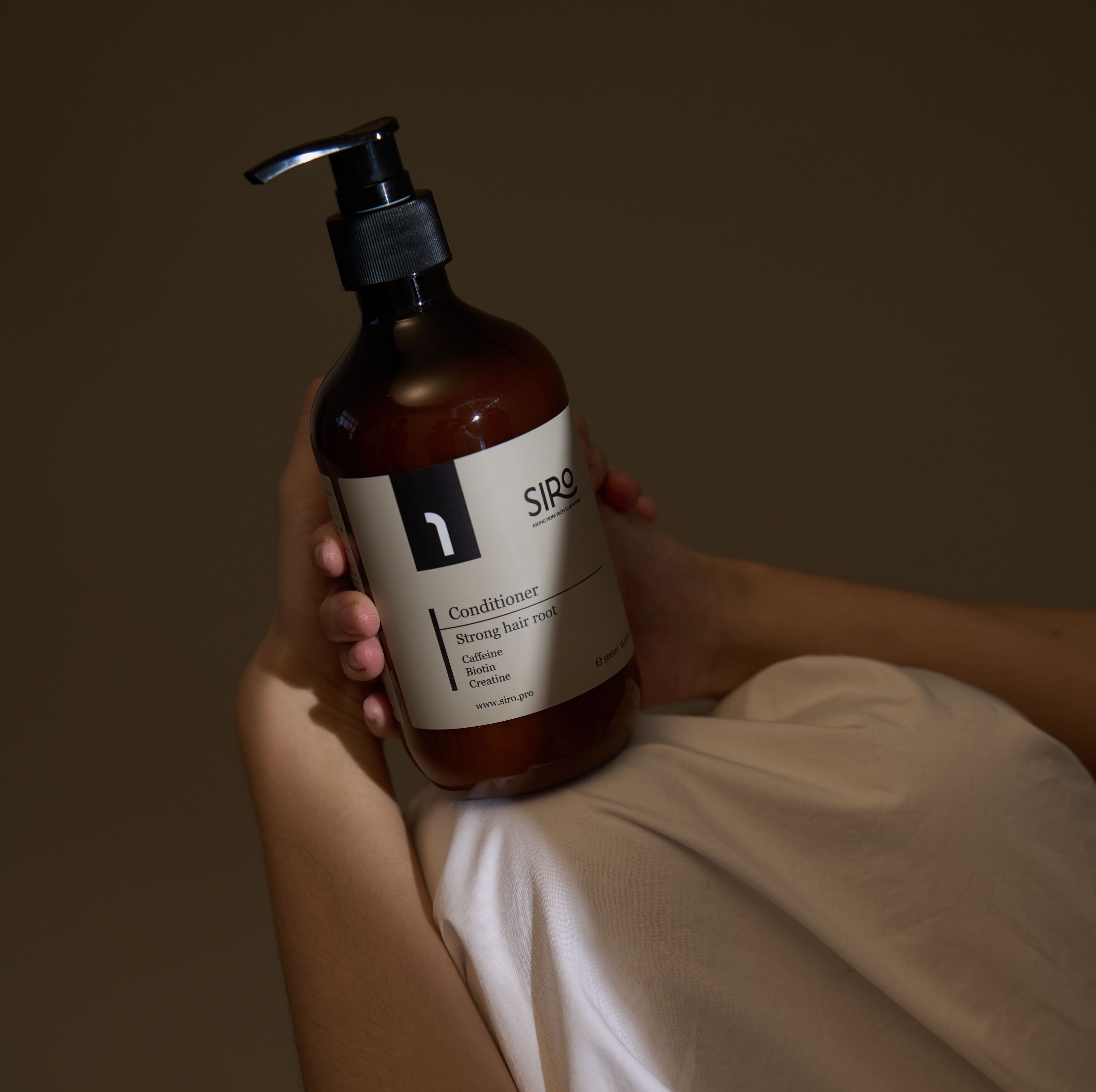 SIRO 的養潤護髮素，專為乾燥受損髮質、細軟髮護髮需求設計